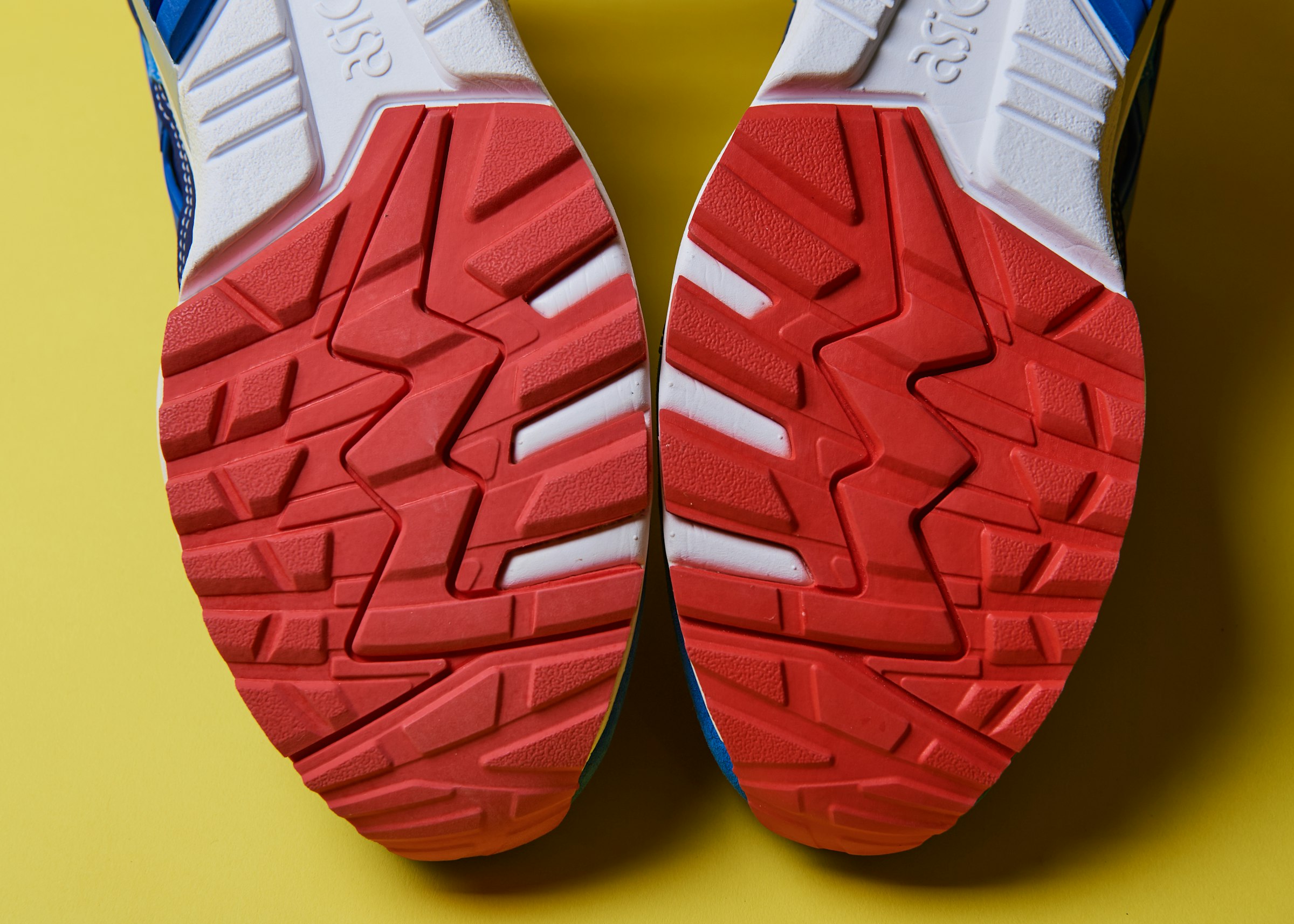 アウトソールに刻まれた稲妻のようなデザインは、クワガタのハサミから着想を得たとのこと（写真はゲルカヤノ トレーナー）