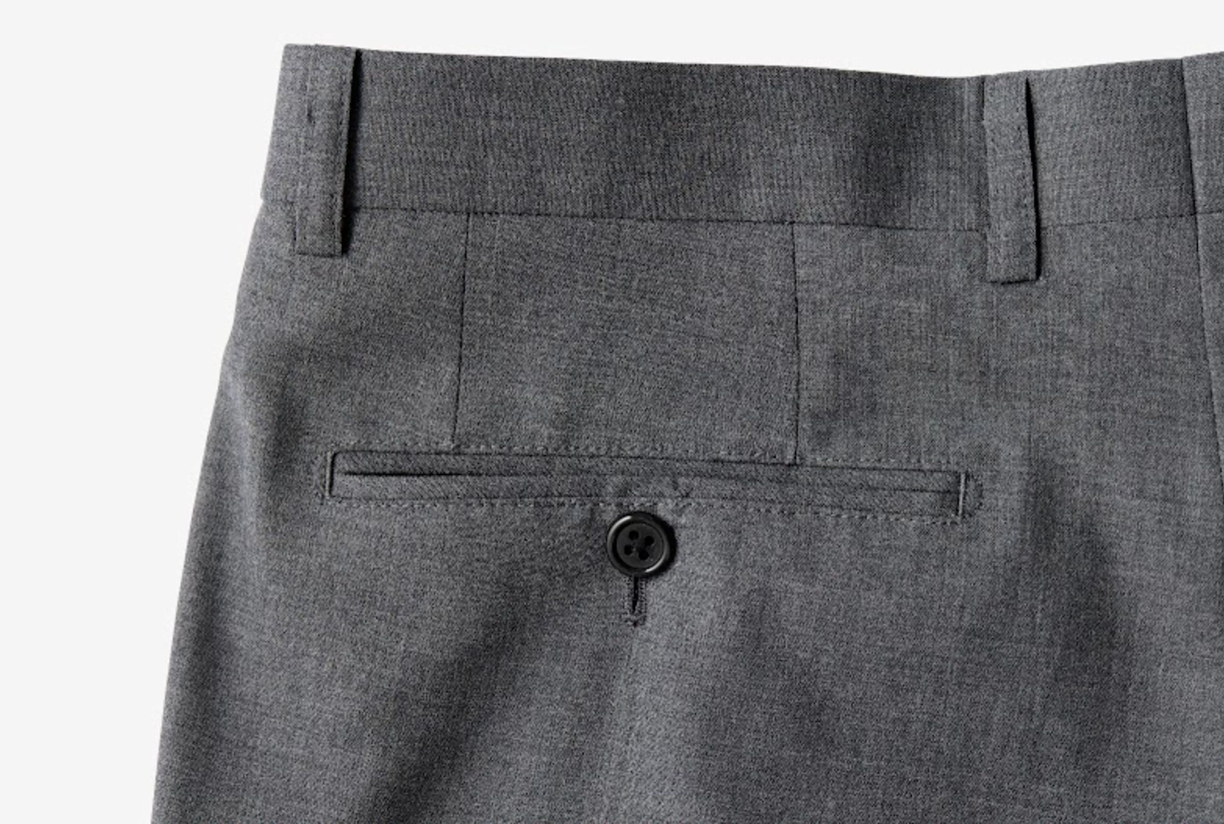 ヒップのピスポケット周りを本縫い押えステッチに変えるというこだわりも魅力