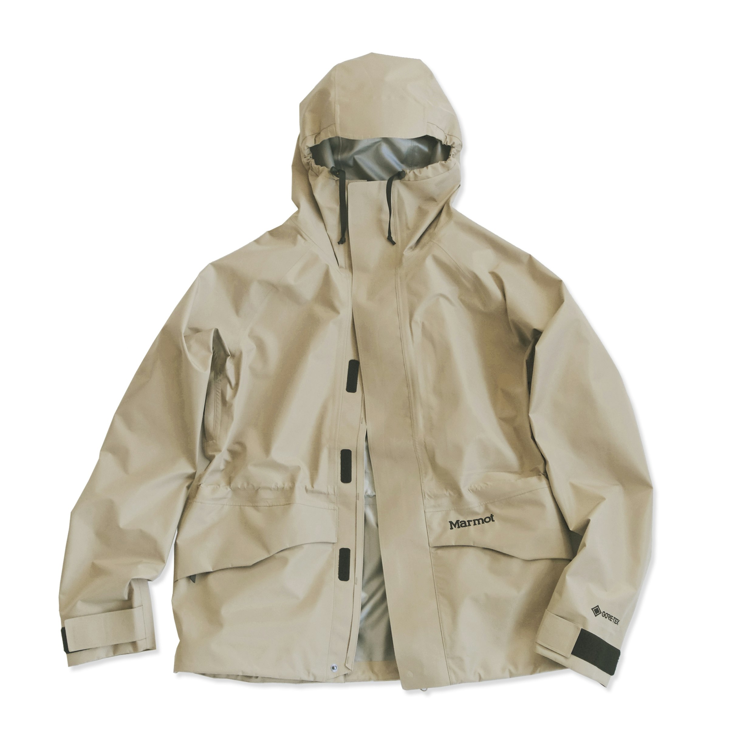 'All-Weather Parka,' the current model. While faithfully reproducing the details from its debut, the silhouette has been updated to a contemporary style. Available in three colors. Priced at 35,200 yen (tax included)