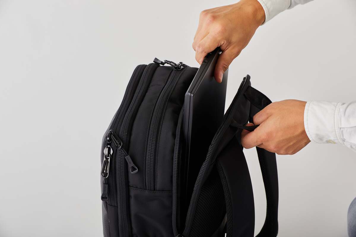 圧縮機能で大容量なのにスタイリッシュ：HOLICCのバックパック「One