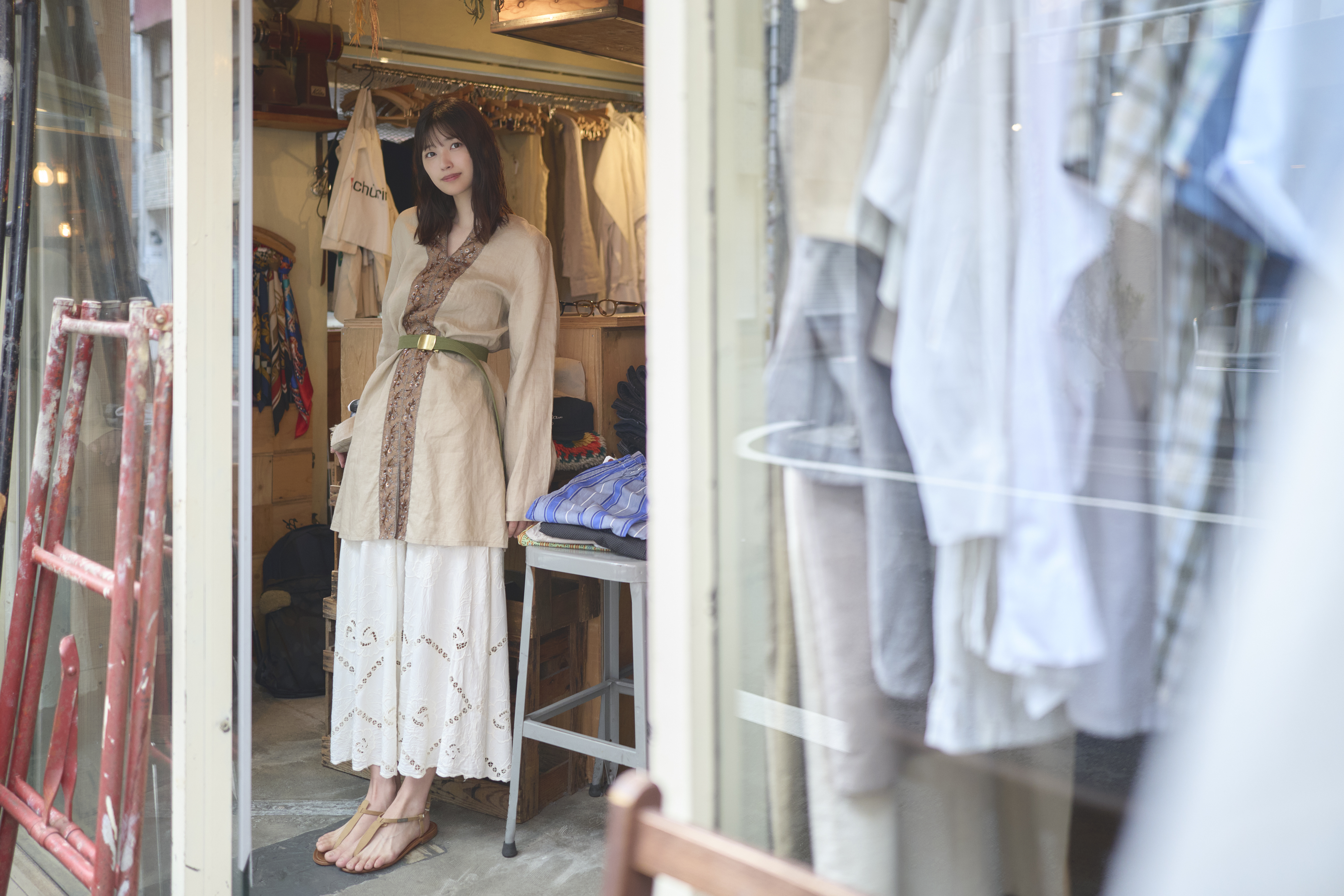 乃木坂46 五百城茉央がテーマ別「古着コーデ」に挑戦！ | fashion tech