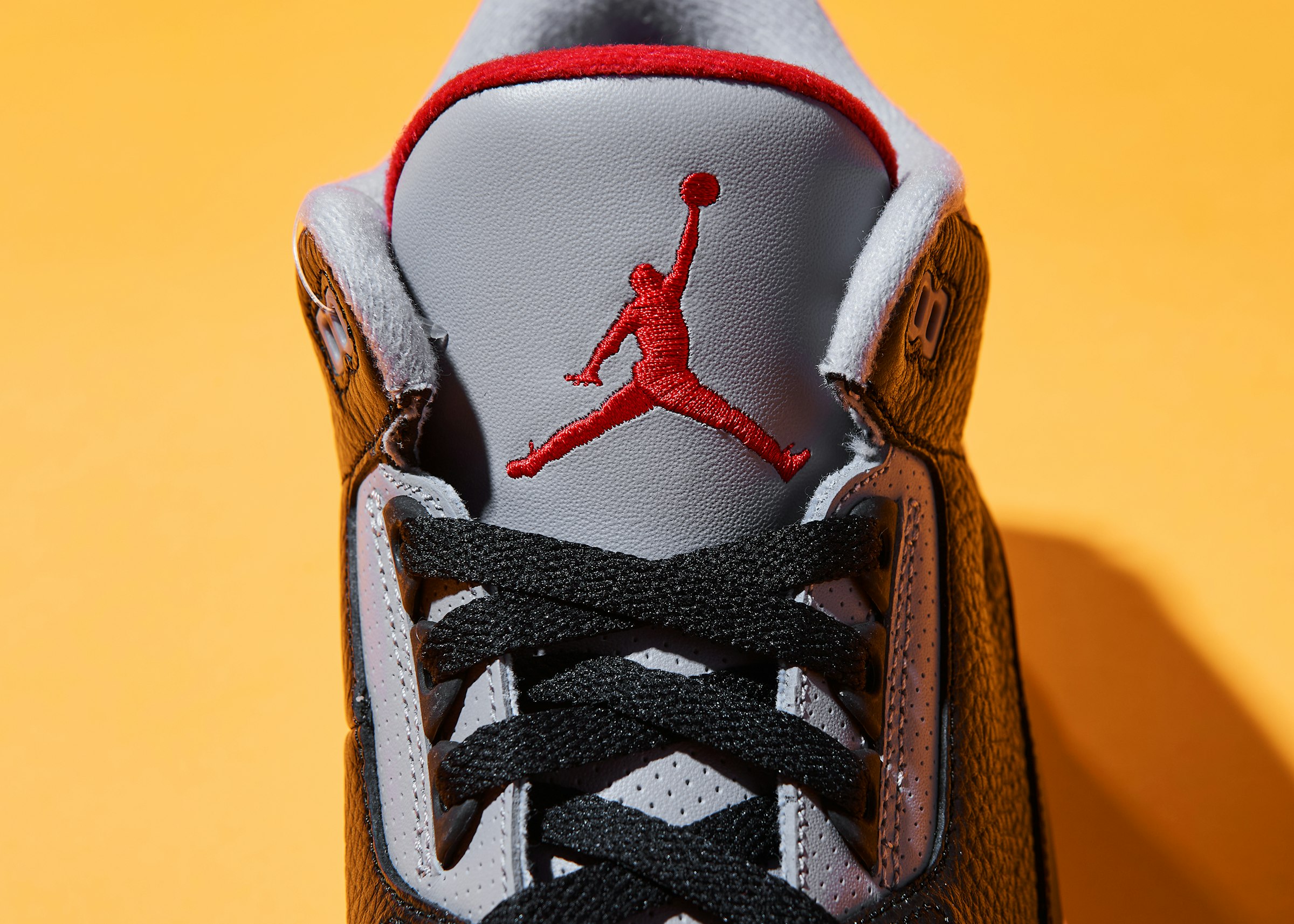 タン部分に大きく刺繍された“ジャンプマンロゴ”。後にシリーズのシンボルマークともなるデザインは『エアジョーダン3』で初登場した