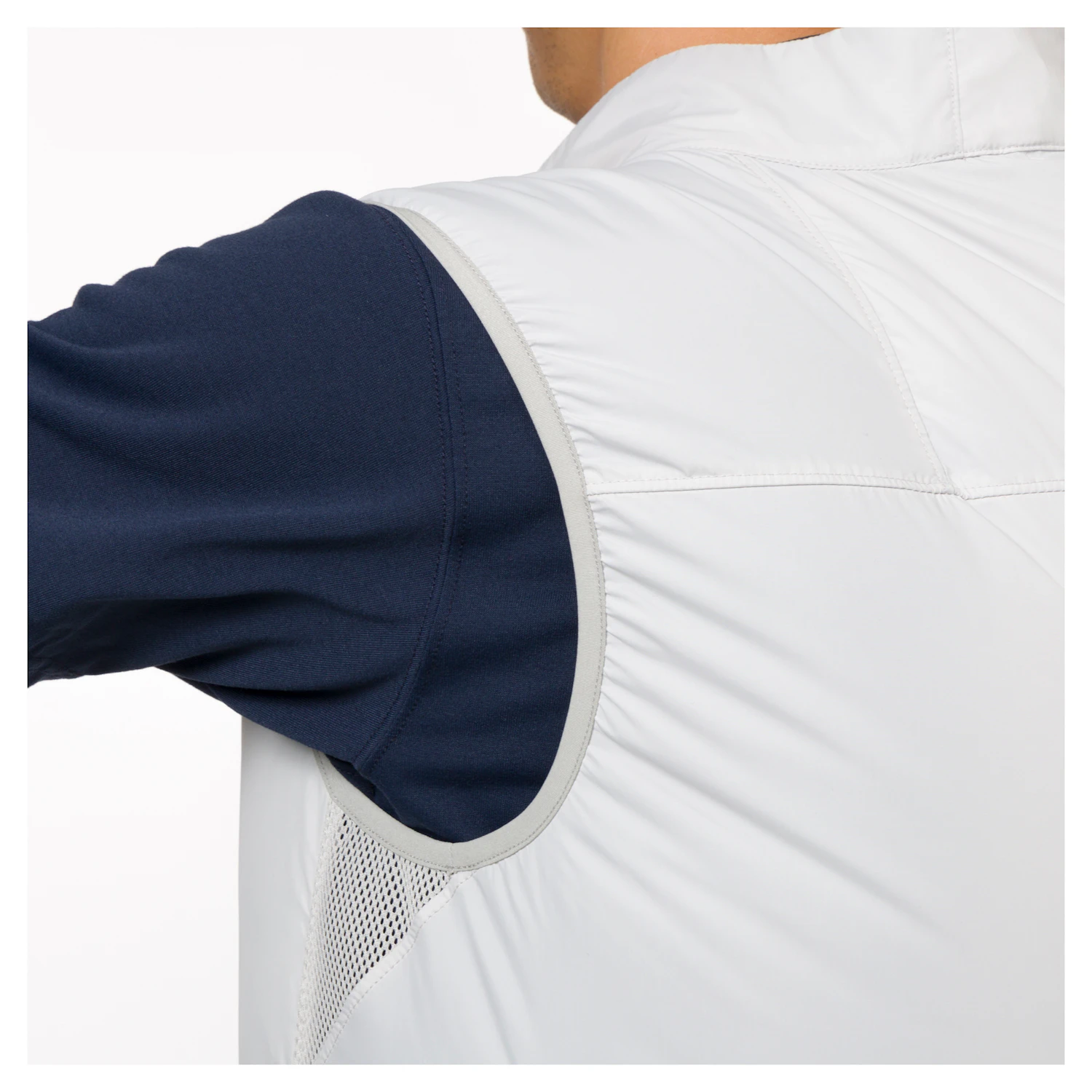 Designed so that air circulated by the fans inside the vest exits through the collar and armpits. To minimize air leakage from other parts, the shoulders and hem have light elastic gathers, and the mesh underarms allow air to escape.