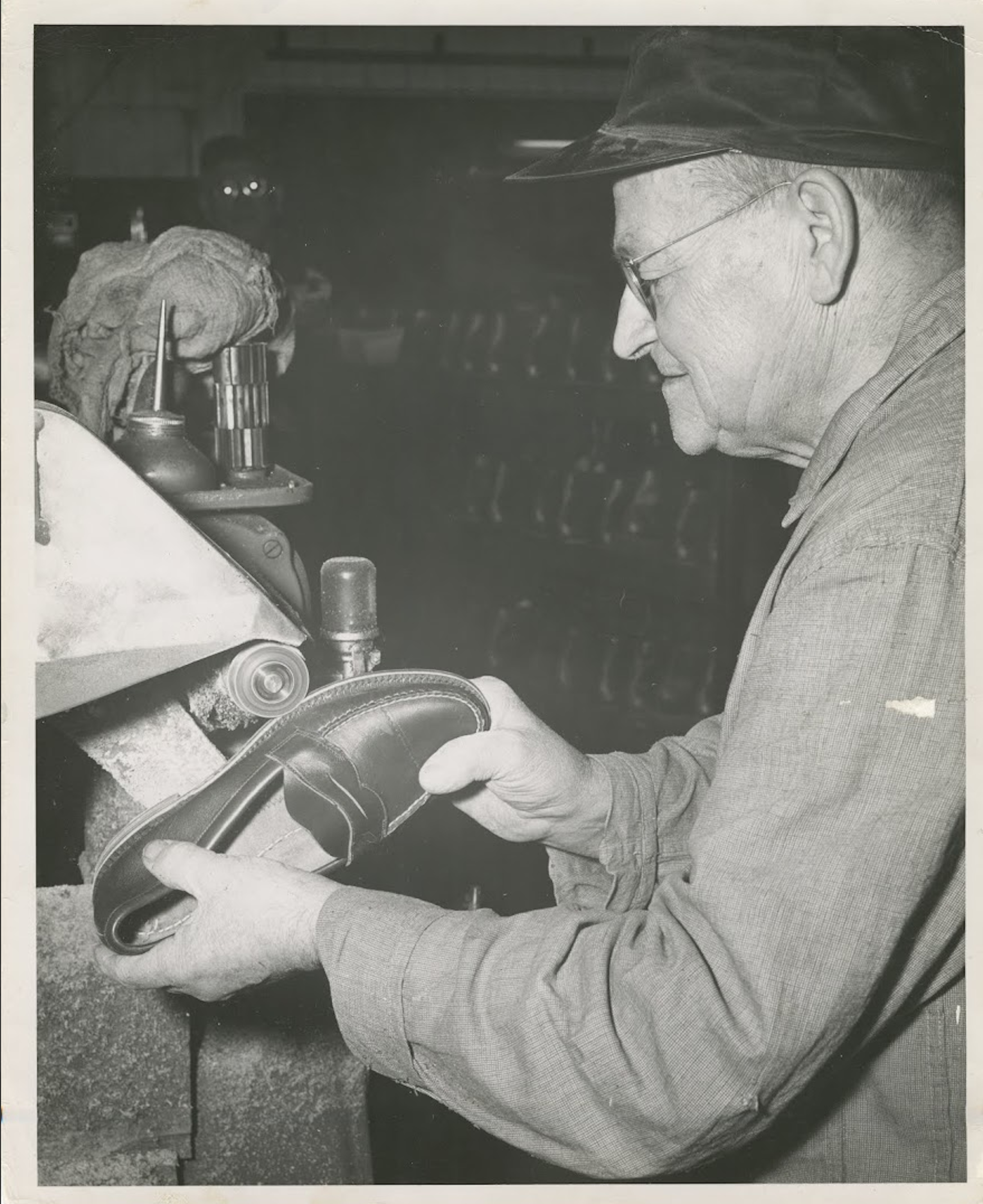 当時の工場にてローファーを作り上げる職人の写真。当時から製法が変わっていないのは驚きだ