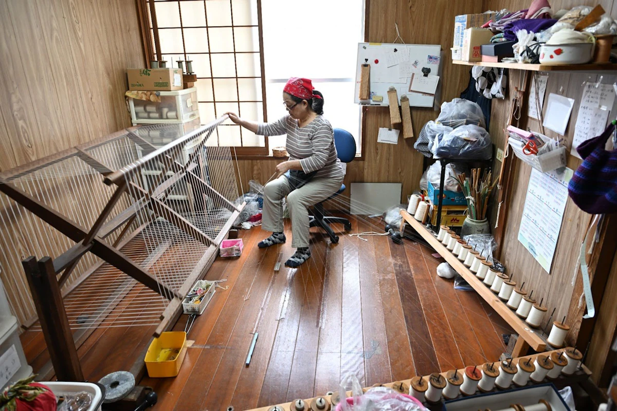 整経作業をされる大城さんのお母様