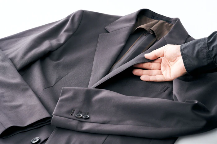 スーツ不要論の時代に、あえて「洗える高級ウールスーツ」　FABRIC TOKYOの逆張りヒットはなぜ生まれた？