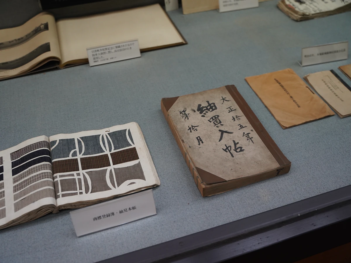 染織資料館「手緒里」では、本場結城紬の歴史資料や当時の着物が展示されている