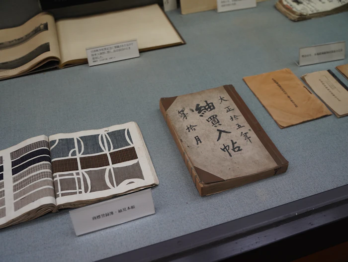 染織資料館「手緒里」では、本��場結城紬の歴史資料や当時の着物が展示されている