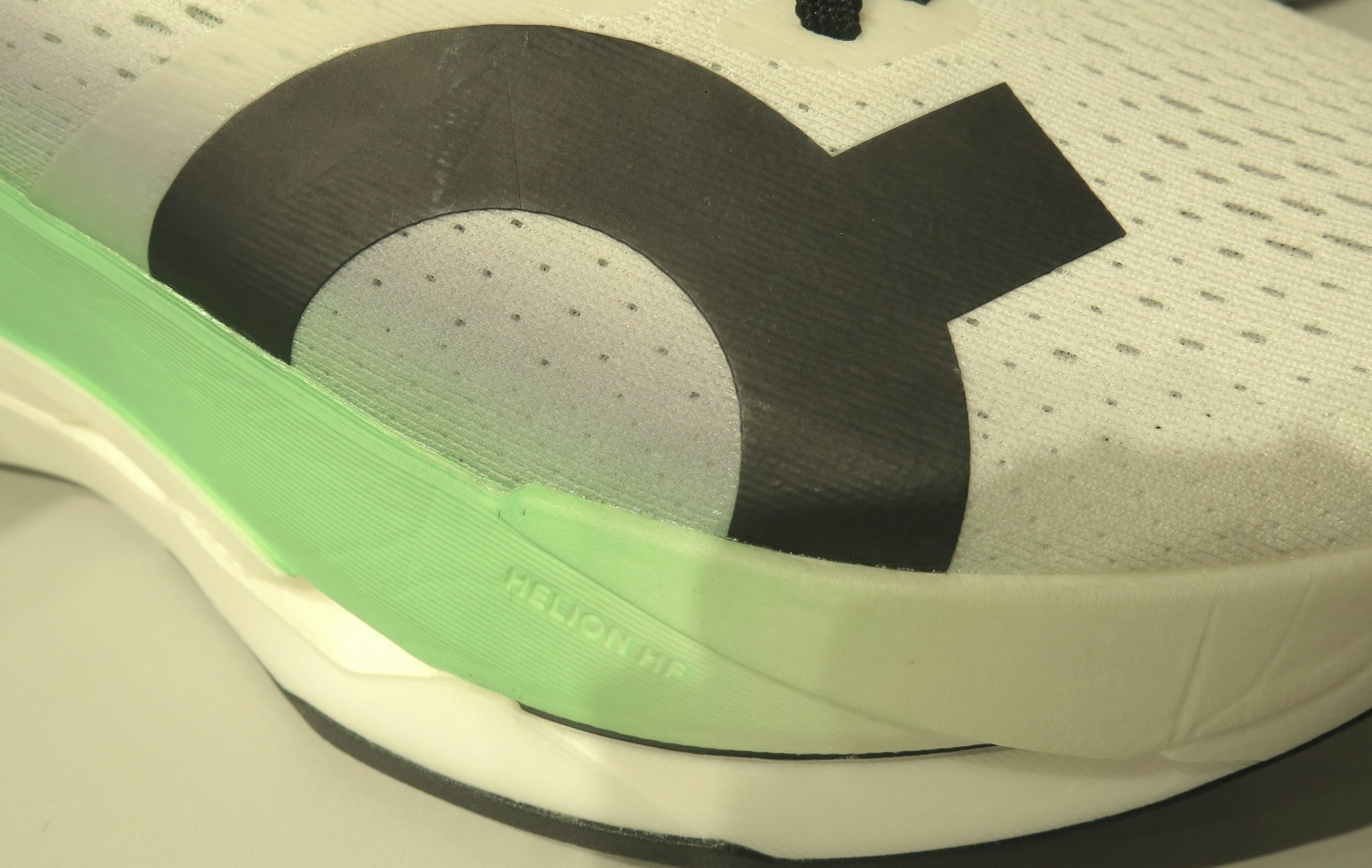 ミッドソールにはHelion HF ハイパーフォームを採用