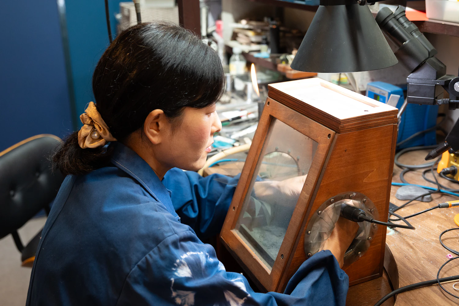 独学から彫金職人へ：ジュエリーサショウ・佐生恵実さんが歩む、手仕事と家族の道