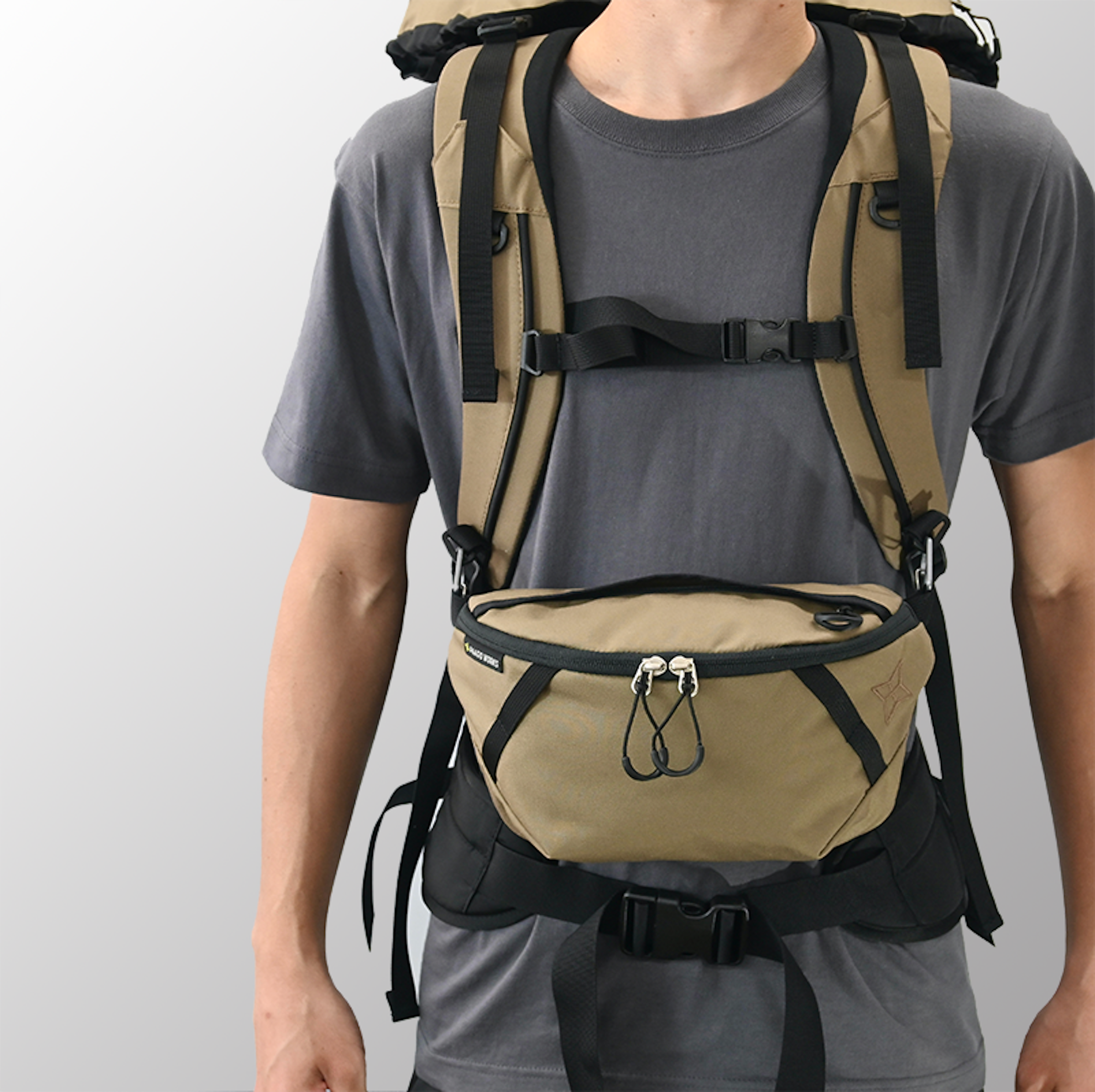 Example of using Switch L. When fixed to the shoulder harness of a backpack using a hook, it becomes a chest bag. As the weight is evenly distributed and not biased to one side, it reduces the burden on the shoulders and is very comfortable.