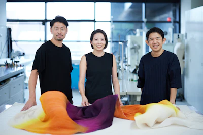 (左から)A-POC ABLE ISSEY MIYAKE・デザインエンジニアの中谷 学(なかたに まなぶ)/髙橋 奈々恵(たかはし ななえ)/デザイナーの宮前 義之(みやまえ よしゆき)