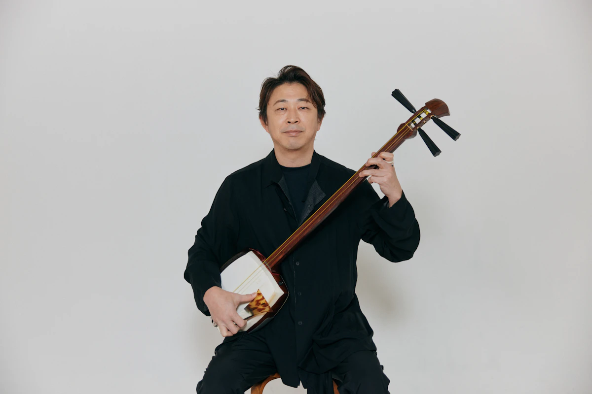 三味線に穴を開けた日から。上妻宏光が世界と共演するための相棒の形【後編】