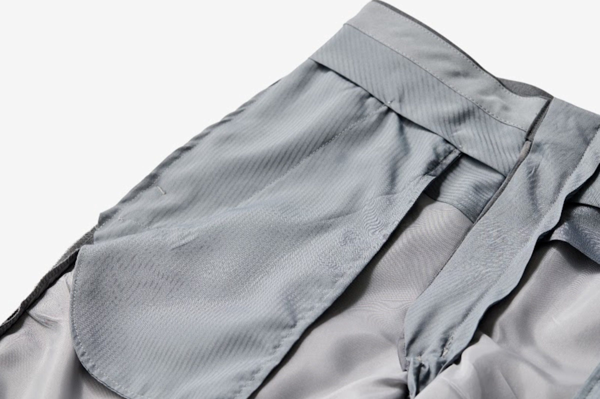 ポケットの内側はメッシュを採用