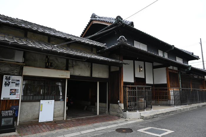 有形文化財にも登録されている佐竹ガラス主屋