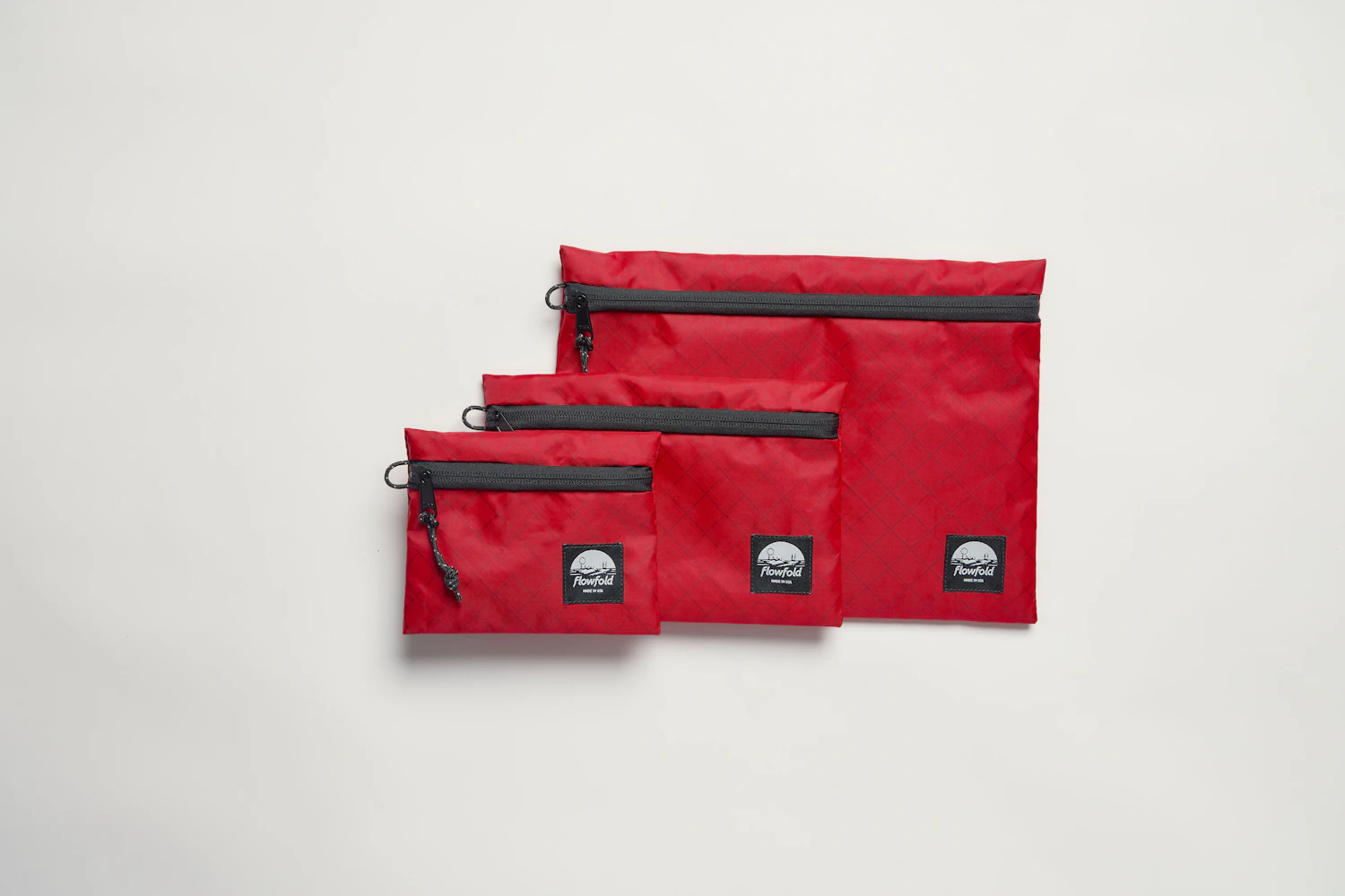 From left in the picture<br> Voyager – Zipper Pouch – Small, 4,950 yen (tax incl.)<br> Voyager – Zipper Pouch – Medium, 5,500 yen (tax incl.)<br> Voyager – Zipper Pouch – Large, 6,050 yen (tax incl.)