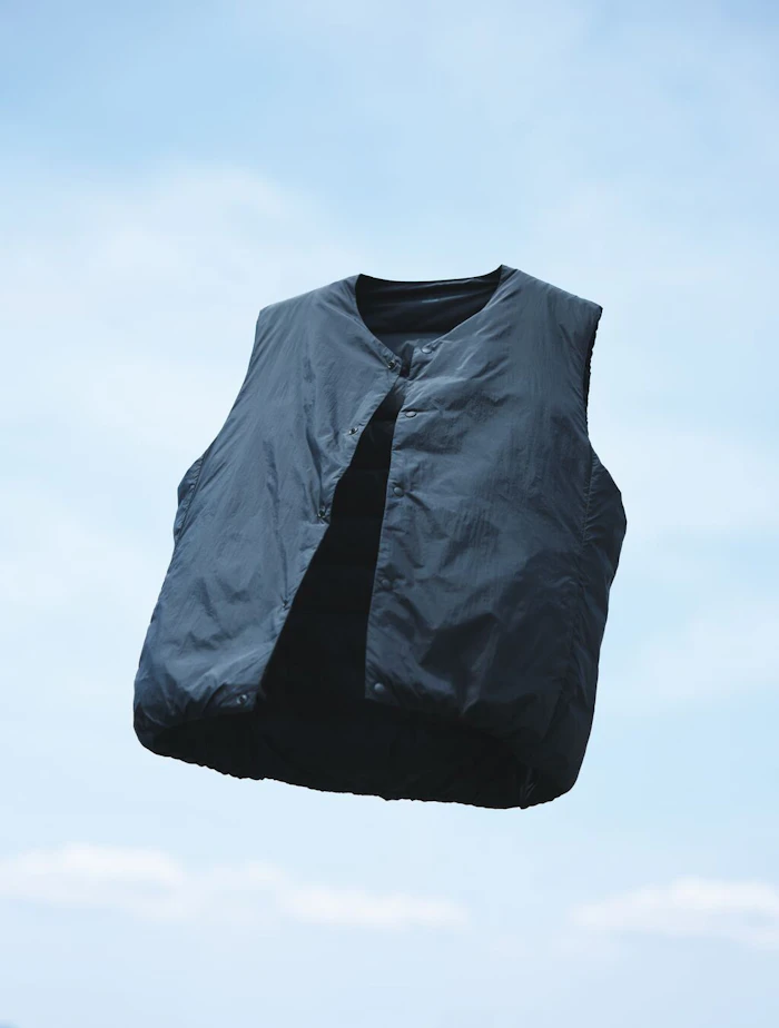 誕生から9年！ 高品質750フィルパワーを誇る、無印良品の��「軽量ダウンポケッタブルノーカラーベスト」はなぜ愛され続けるのか？