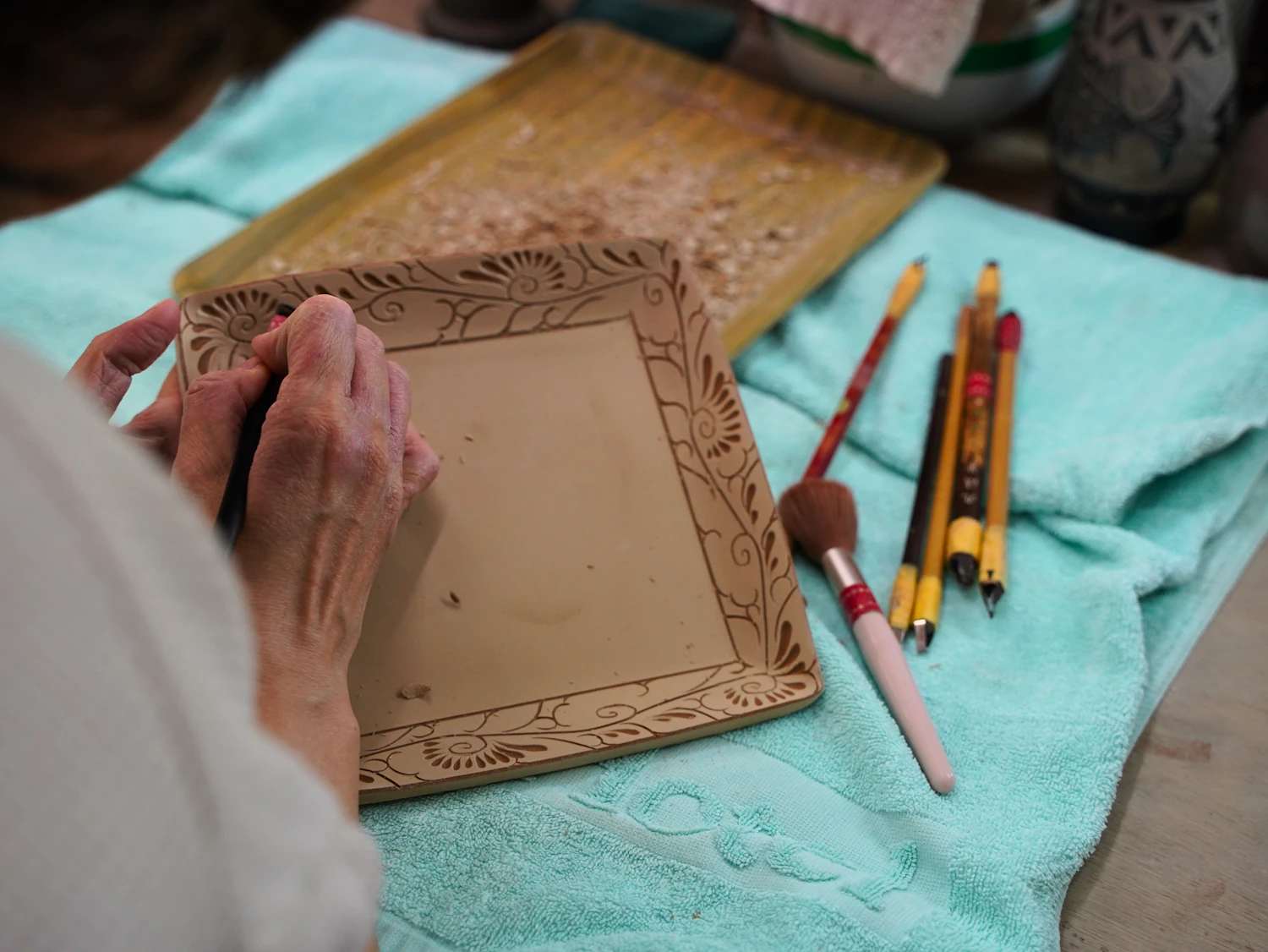 伝統の揺らぎの中で──沖縄・やちむん「育陶園」が描く“壺屋の景色”