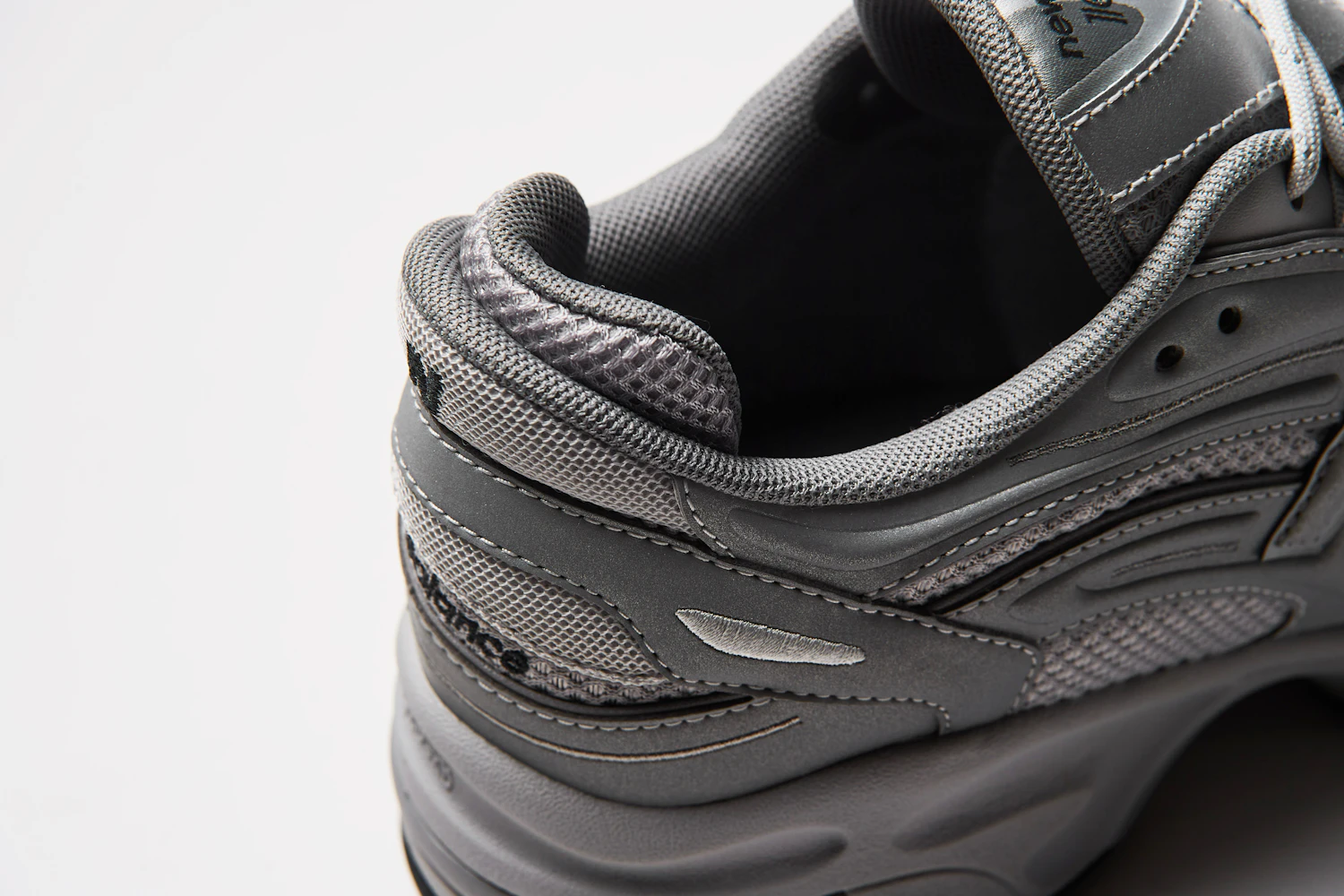 The lining around the opening features a double-layer structure for enhanced comfort and fit.