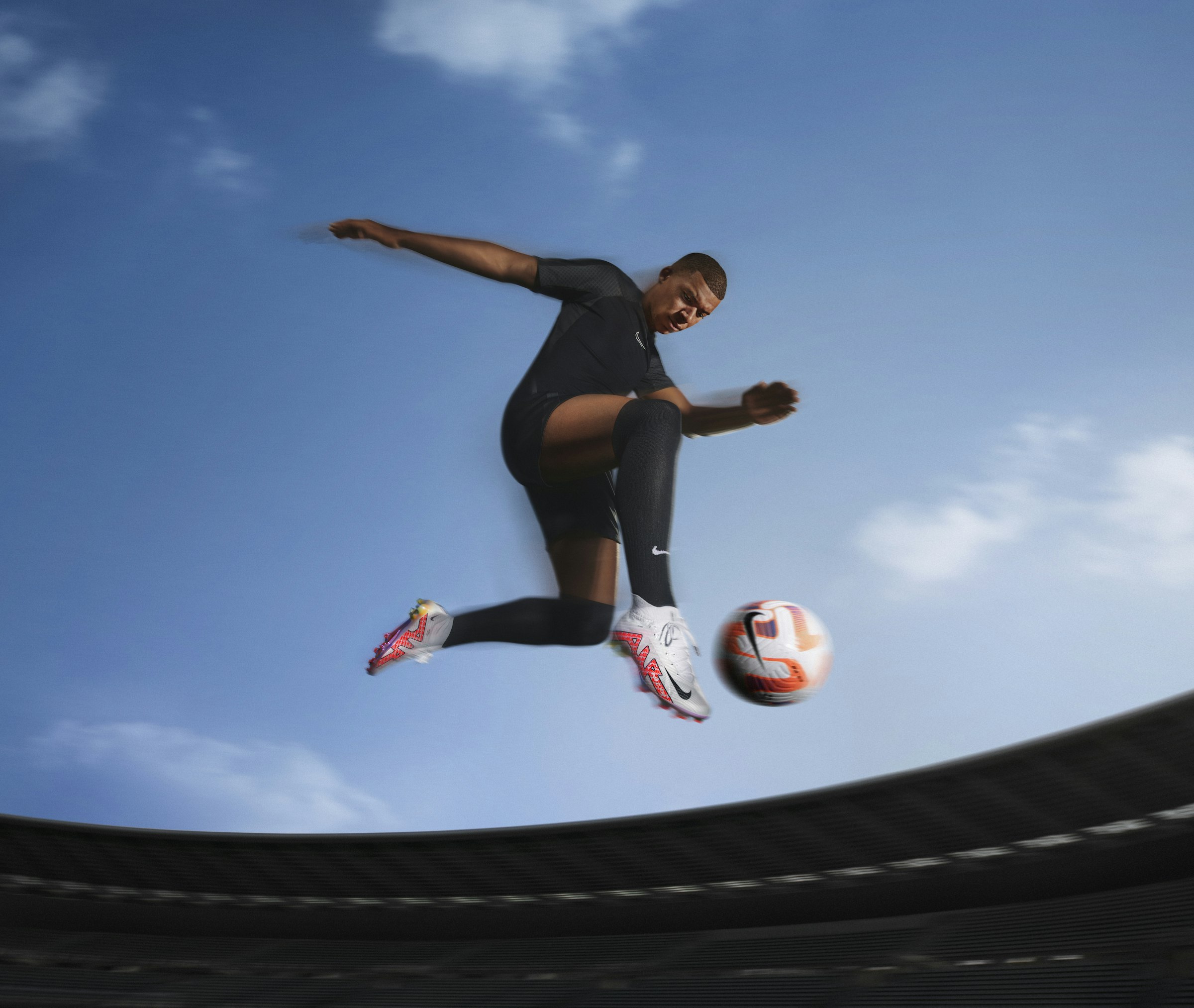 画像: エムバペ選手は新しいマーキュリアルについて「画期的なテクノロジーに興奮していますし、最高のパフォーマンスを提供してくれます」<br>とコメントしている