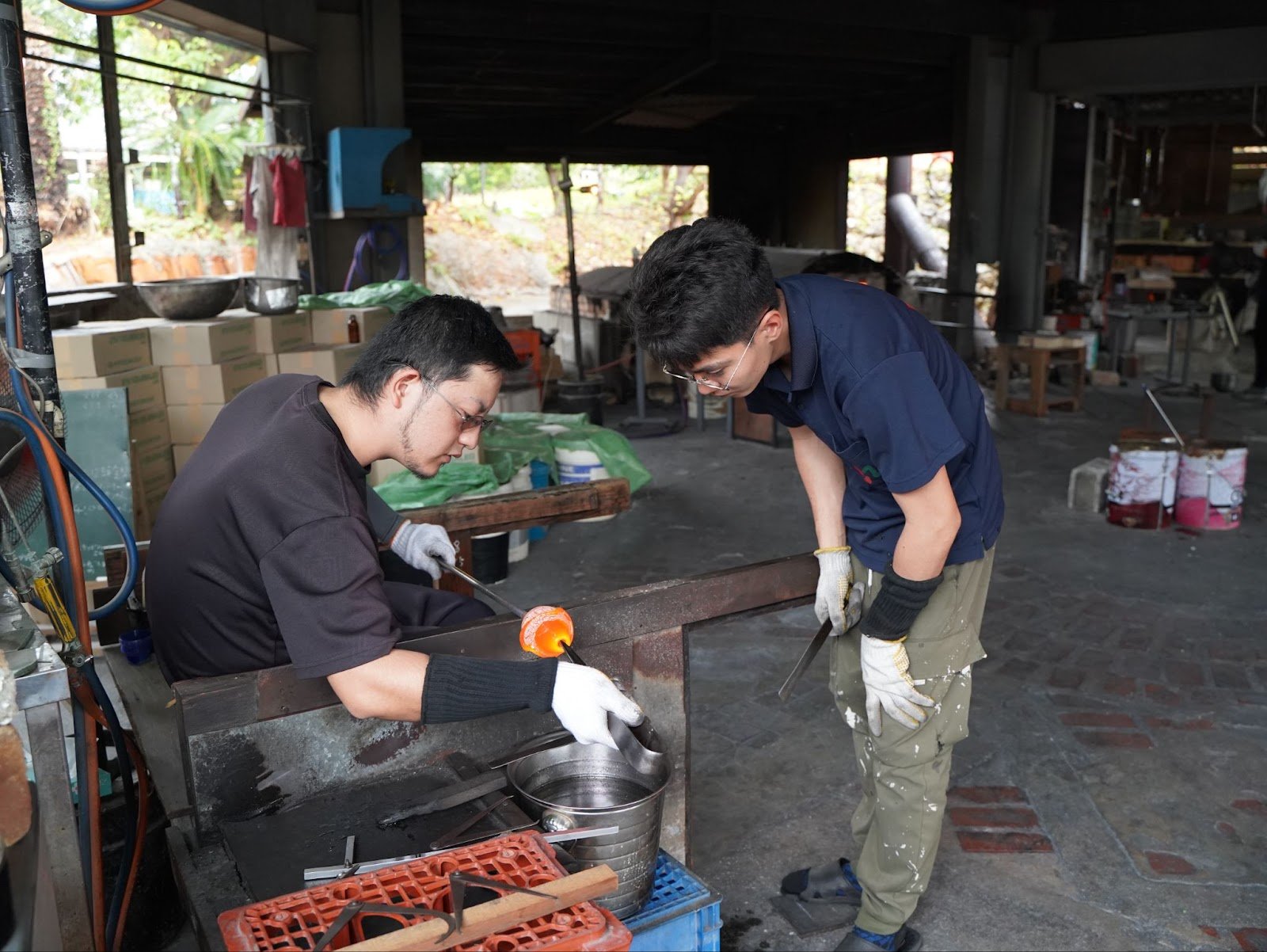 宙吹ガラス工房 虹が継承する「人真似をしない」創造の精神 | Artisan