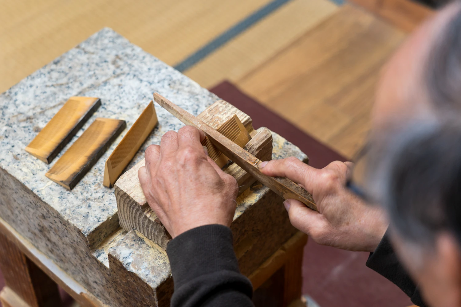 日本の伝統の髪型を支える櫛留商店、つげ櫛の歯に込められた職人の魔力