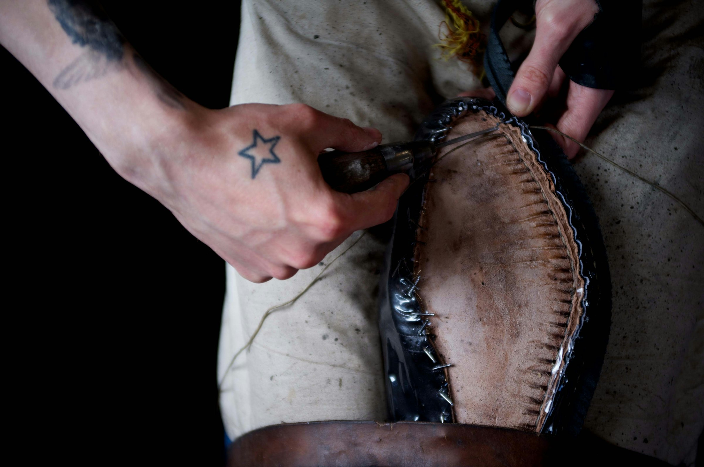 グッドイヤーウェルト製法での靴作りの様子