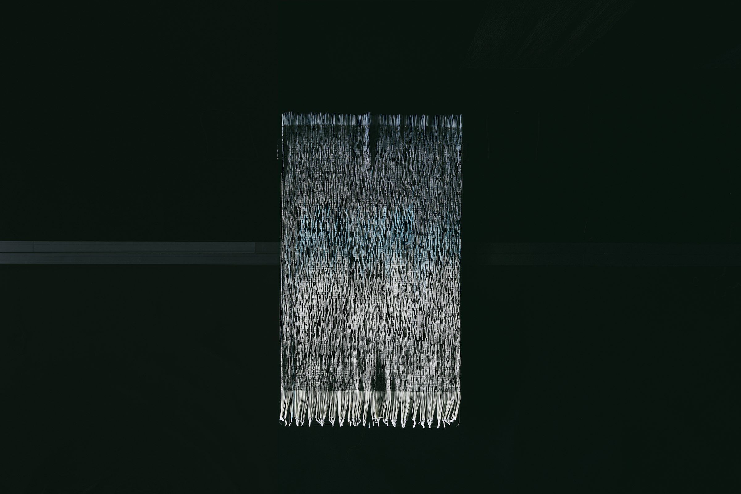 画像: 布の緯糸に特殊なチューブを織り込み、その中に色素の入った水が染み込んでいくことで色が変わる“Drifting Colors”。「Ambient Weaving」の作品の1つ