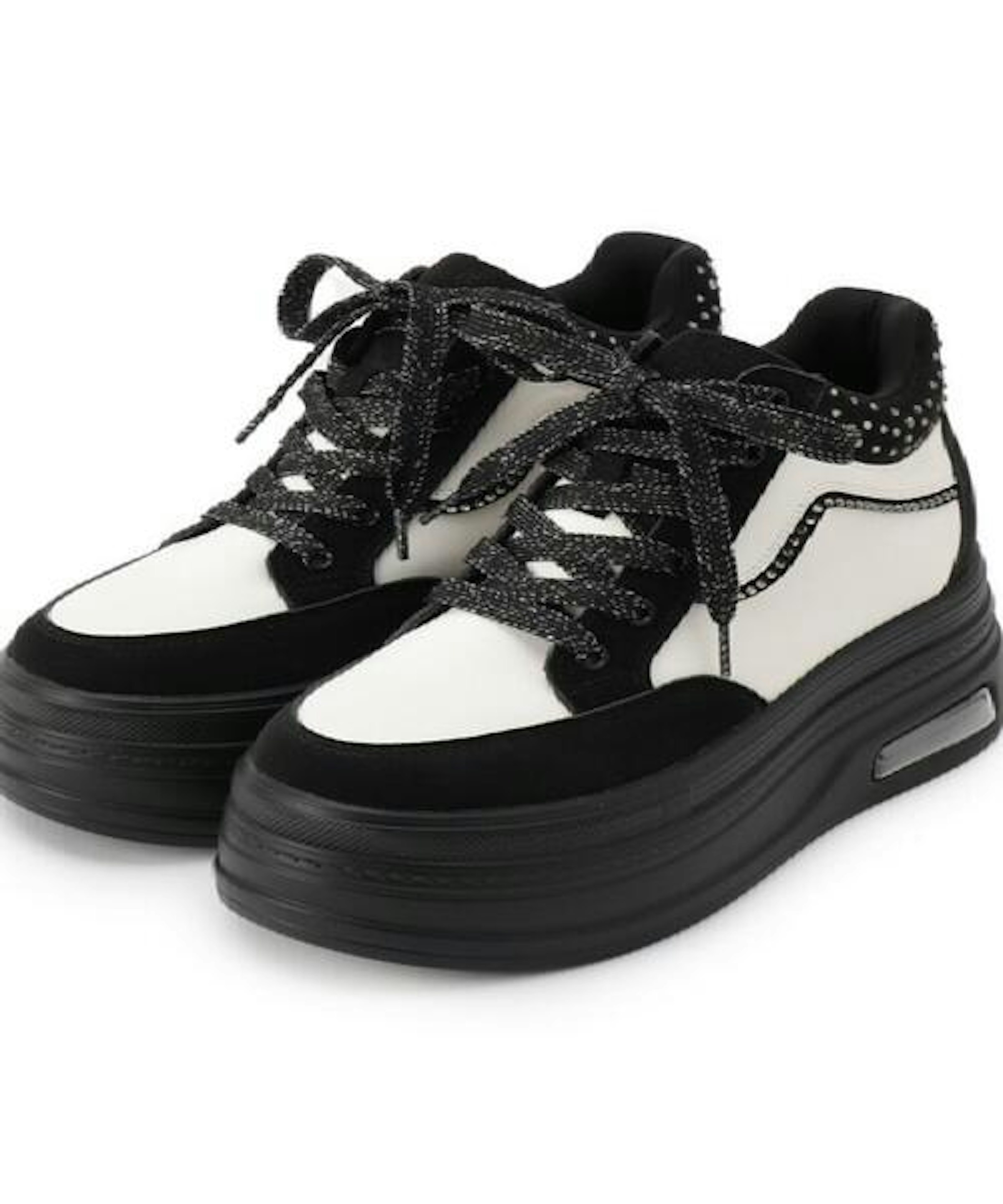 インソールが入っているのでさりげなく身長を盛れてスタイルアップ効果が期待できる「きゅんフィットインソールラインストーンスニーカー」