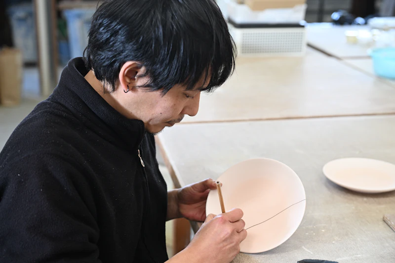 砥部焼・和将窯が生み出す新しいリズム エチュード模様の器