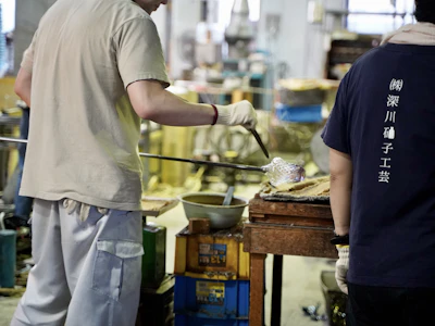 120年の歴史を誇る「深川硝子工芸」で、技術を磨く職人たち