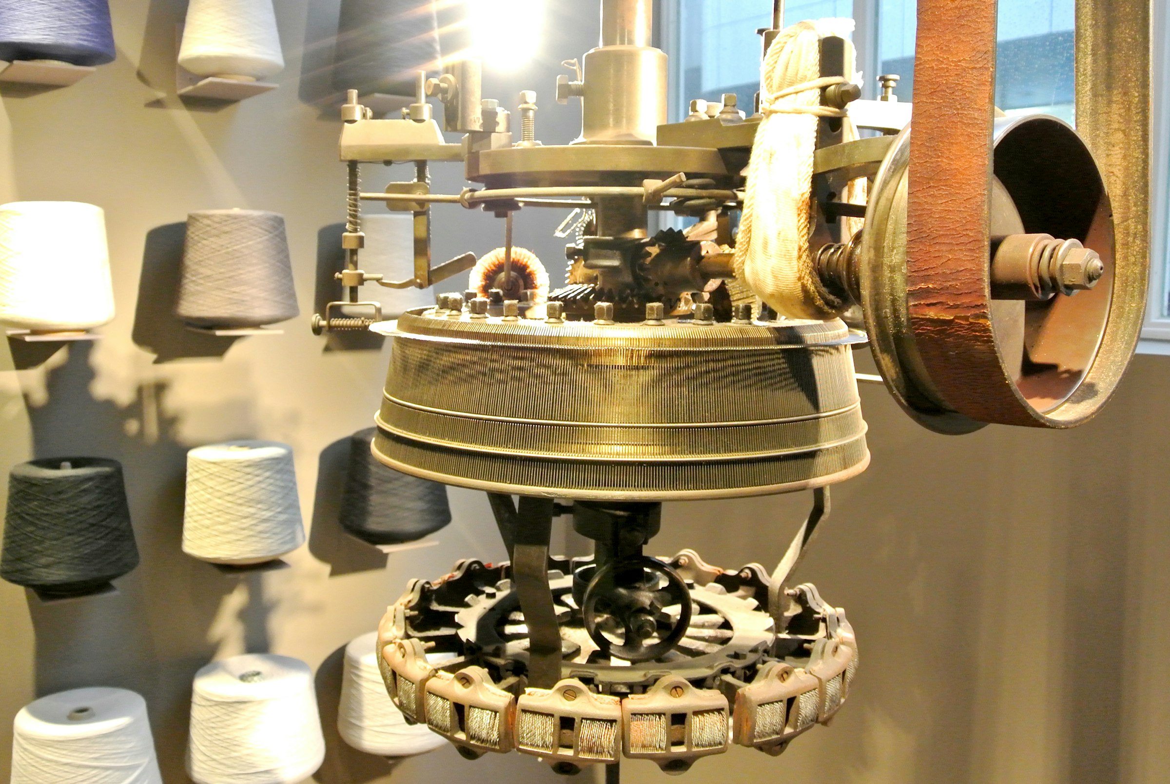 画像: 千駄ヶ谷のLOOPWHEELER直営店では吊り編み機がディスプレイされている