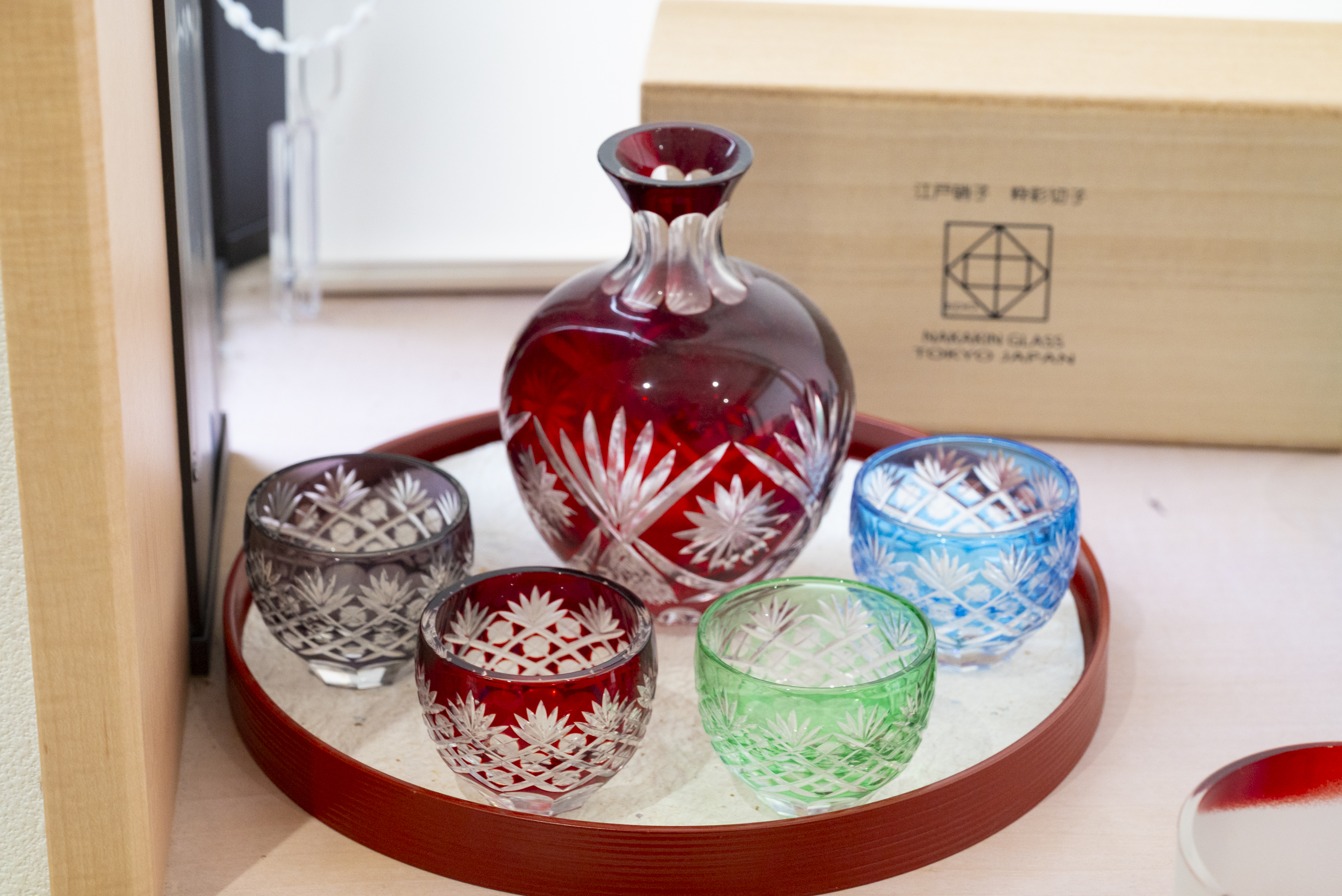 色を重ね、時を紡ぐ──中金硝子が支える江戸切子の表現 | Artisan