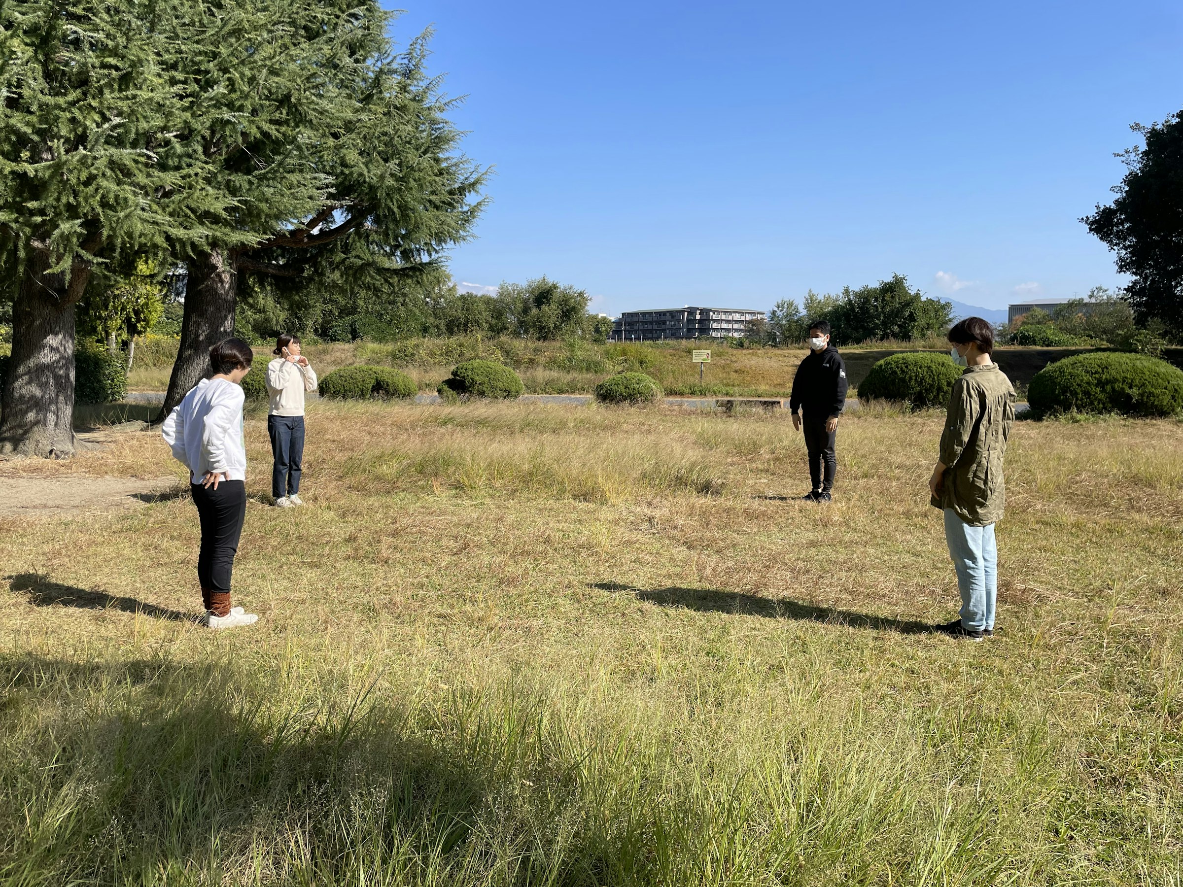 画像: 屋外で稽古を行うパフォーマー