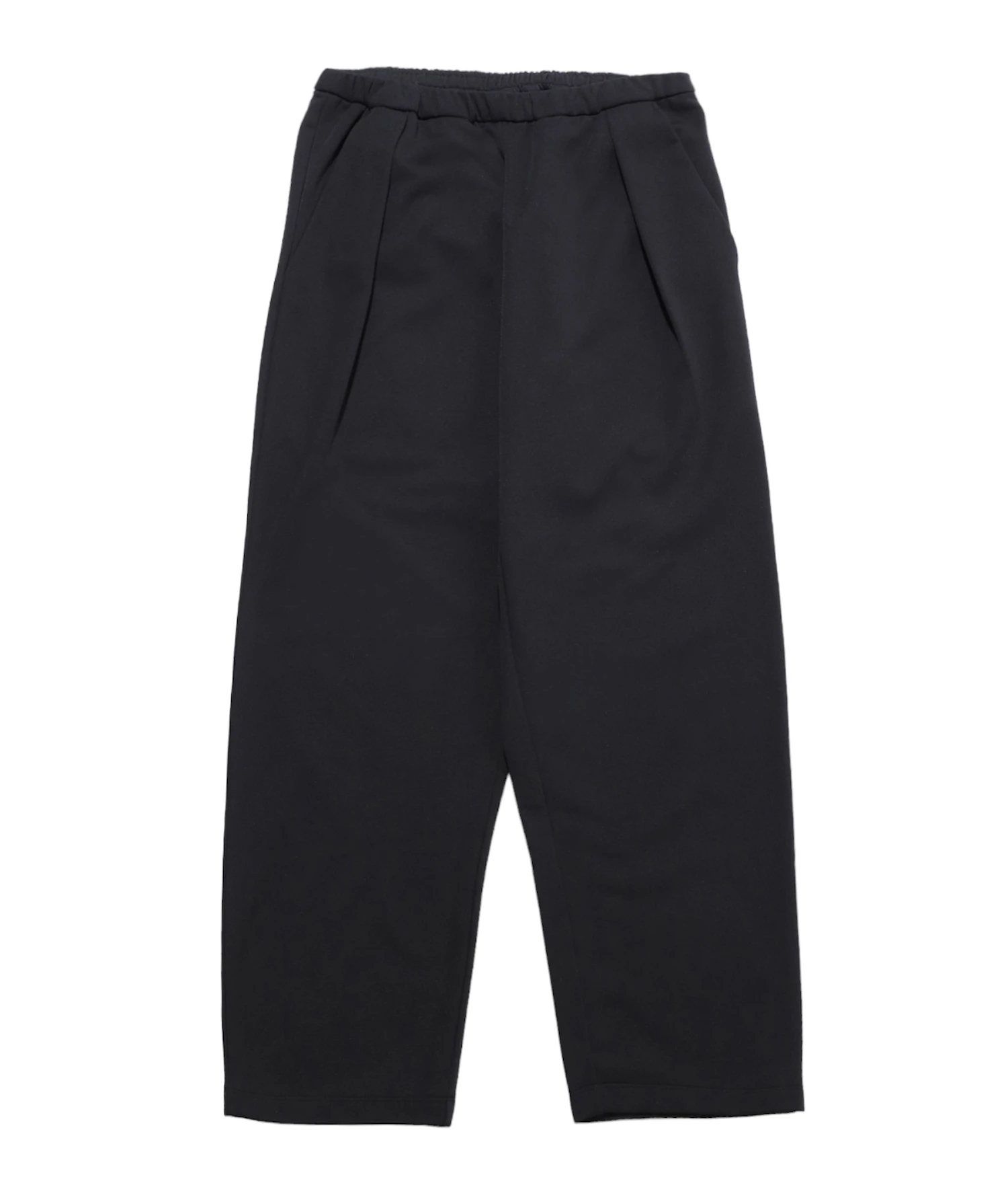 The refined "BATONER" track pants are created in a black colorway that is not available in the standard lineup, exuding a fashionable aura. By adjusting the length to be one inch longer than the inline model, the silhouette is enhanced through the cushion in the hem upon wearing. It retails for 28,600 yen (tax included)