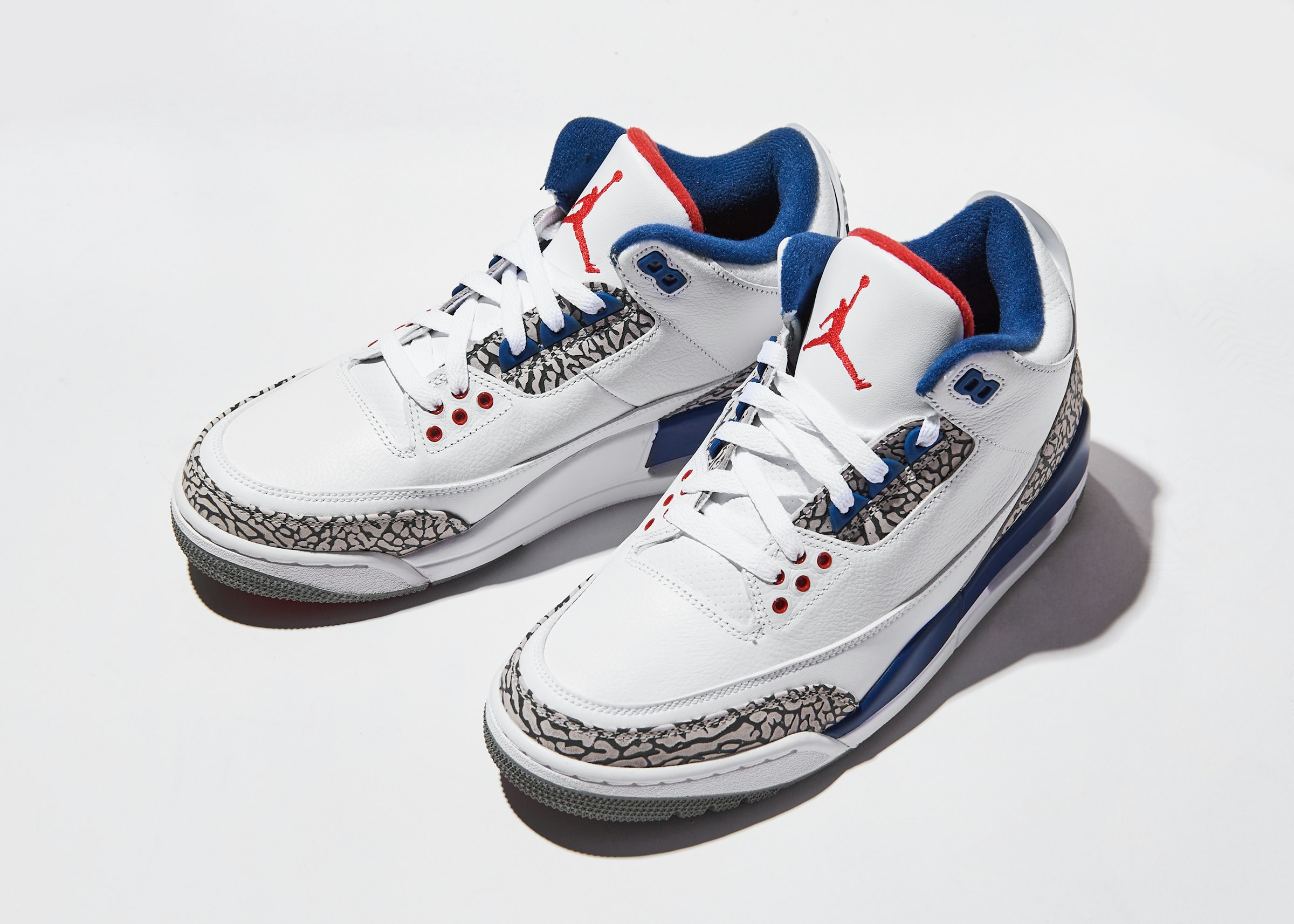 ホワイトを基調にブルーとレッドを差し色に使い、細部にはエレファント柄を散りばめた「エアジョーダン3 レトロ OG」。2016年11月発売。29,700円（税込）