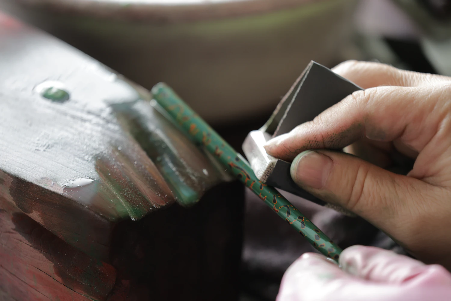 津軽塗の素材：堅牢さを生む「青森ヒバ」と美を彩る「漆」の秘密