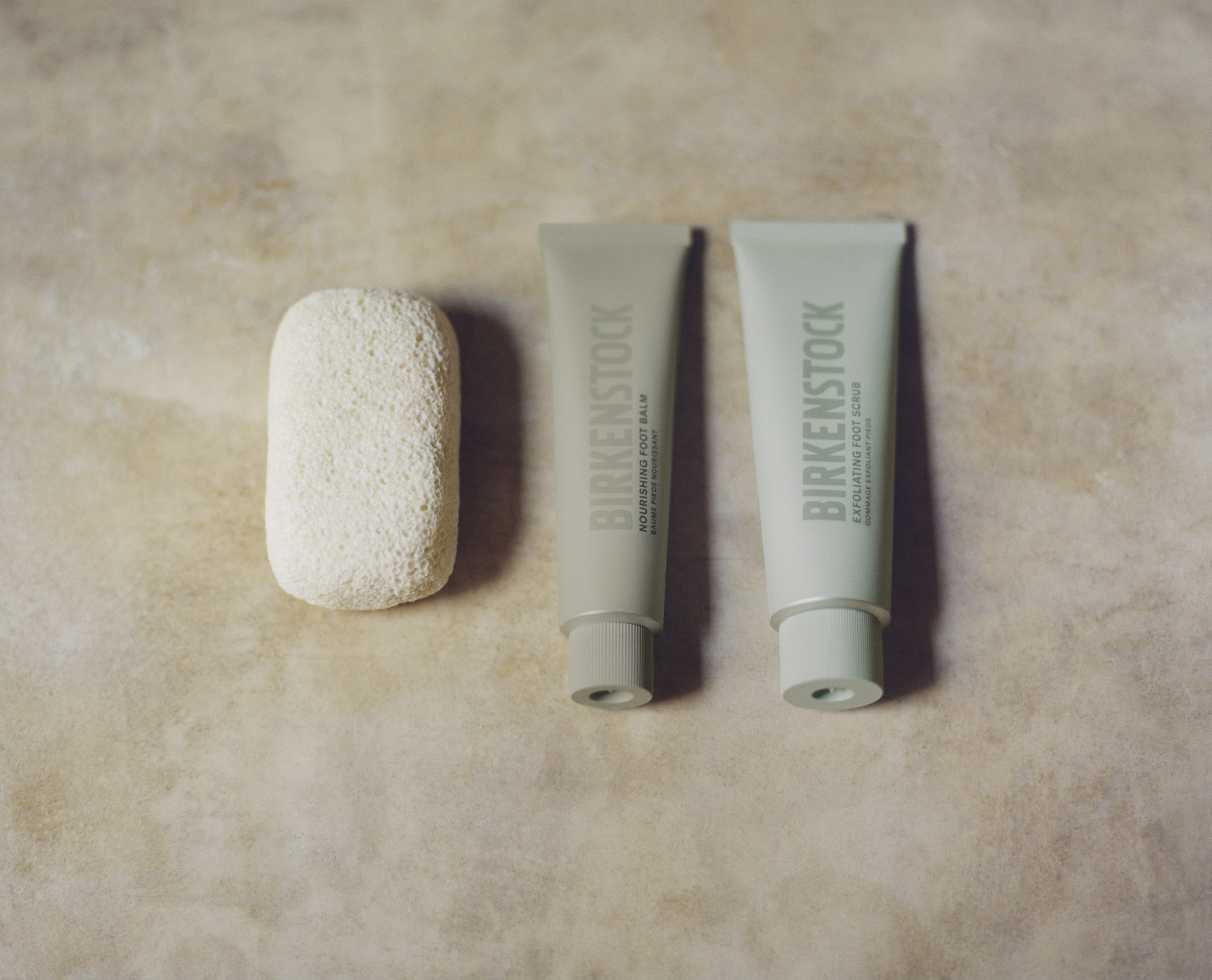 トータルで足のケアを可能にするラインナップ。左から「スムージングパミスストーン」 1,595円、「ナリシングフットバーム」75ml 4,070円、「エクスフォリエイティング フットスクラブ」100ml 4,070円（すべて税込）