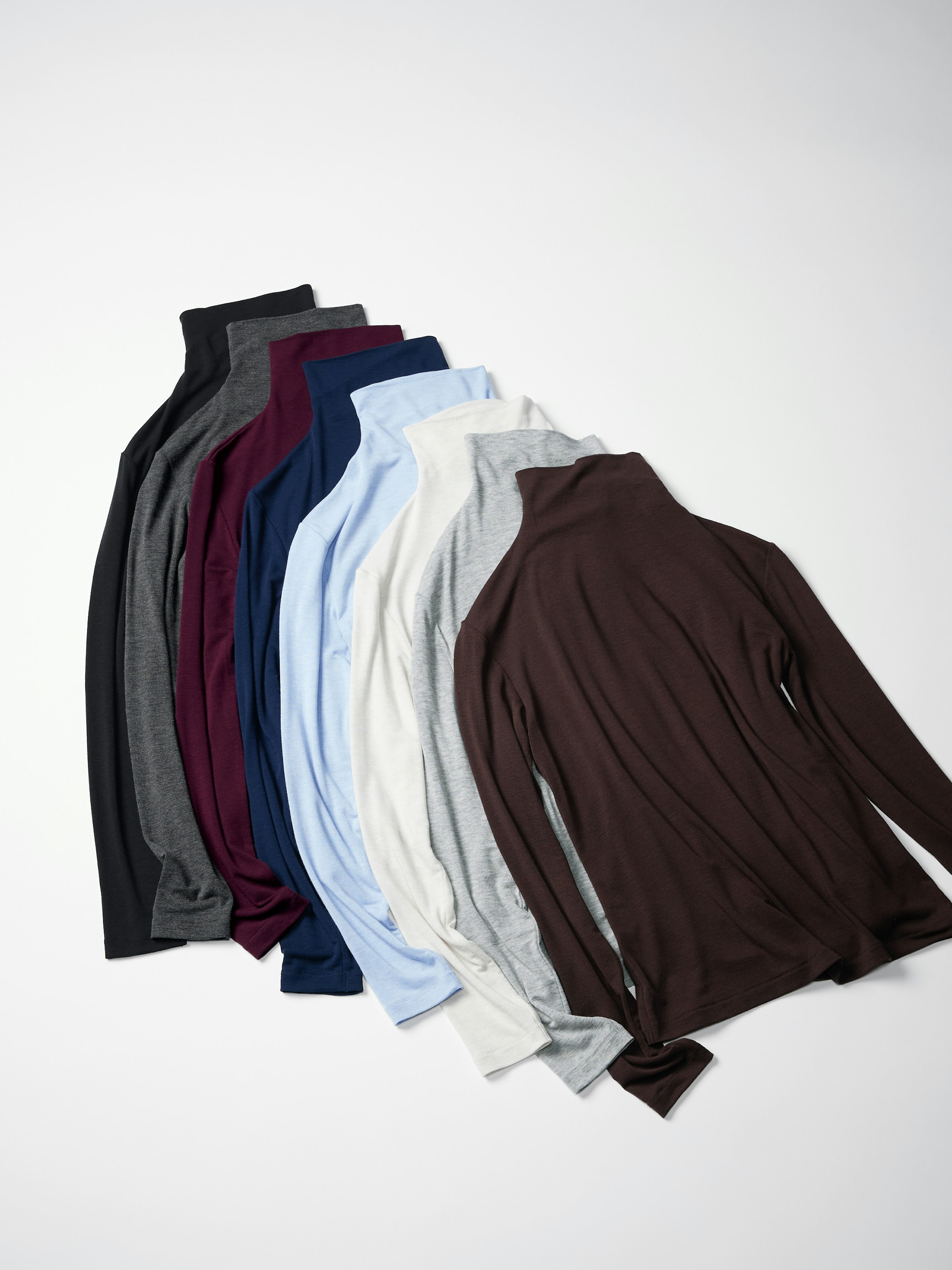 ウィメンズ用の「極暖ヒートテックカシミヤブレンドタートルネックT」各2,290円（税込）