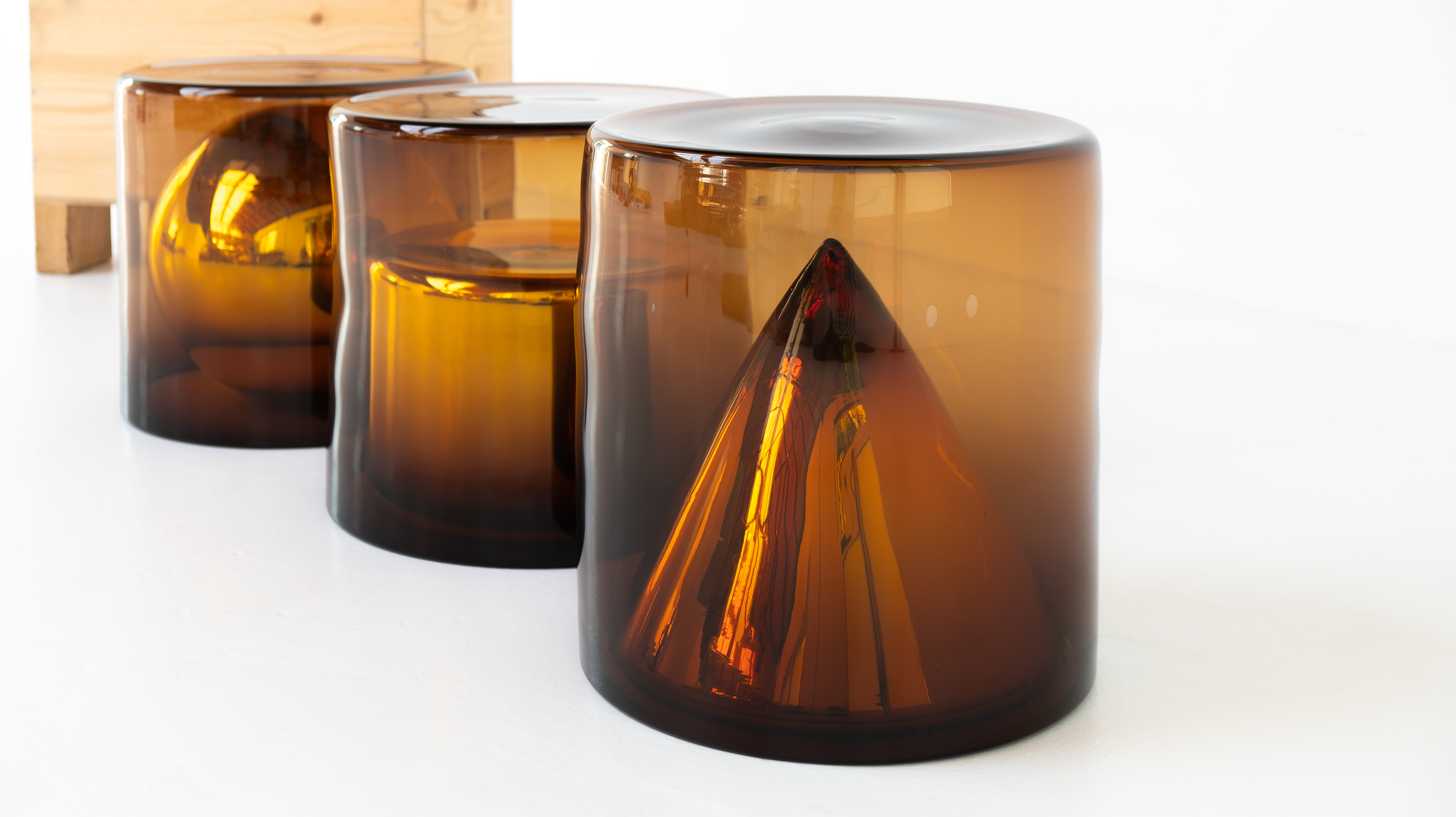 光と熱、生命を吹き込むガラスアーティストの哲学：ジェレミー・M