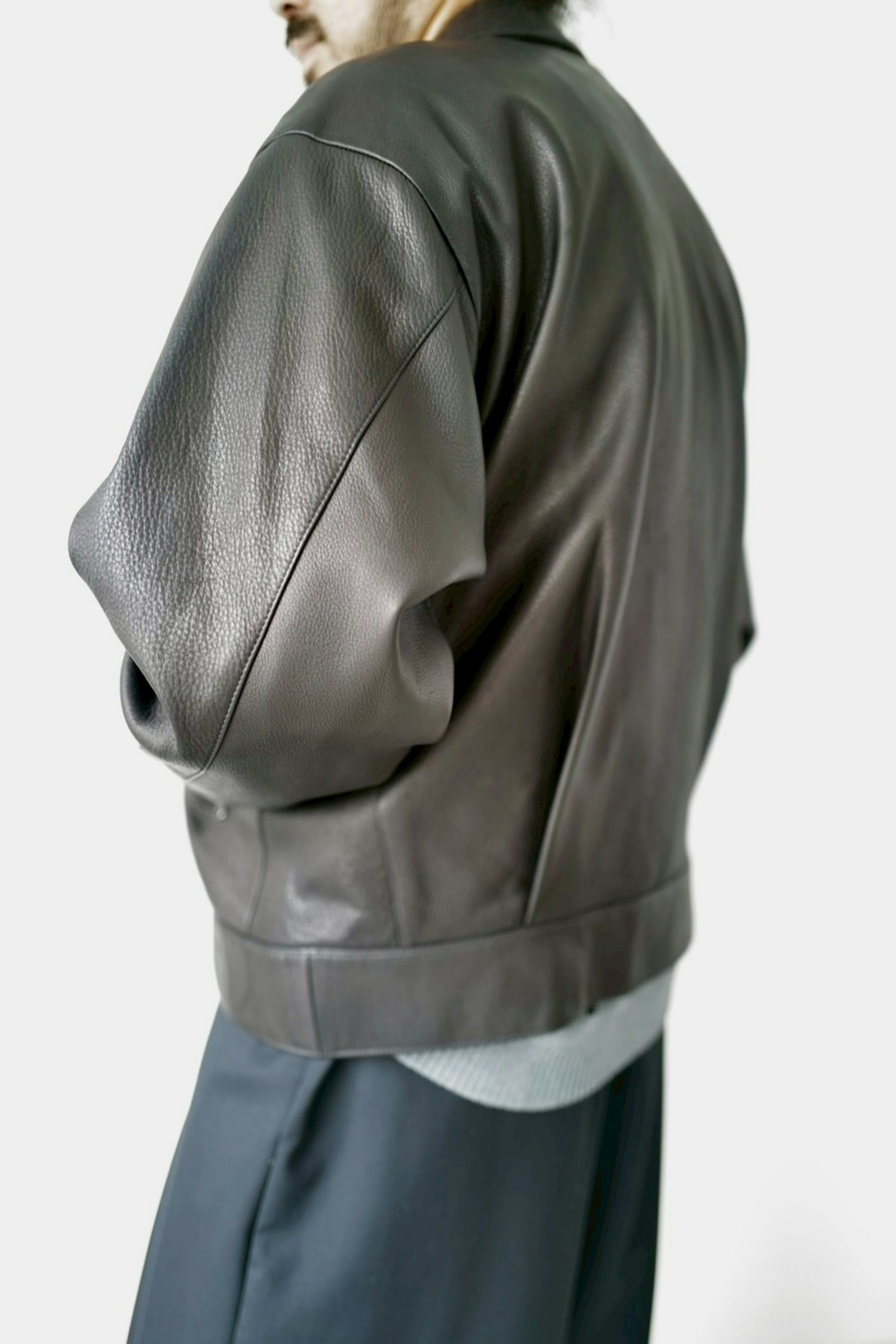 アームホールは大きく、かつアーム幅もたっぷりととられている