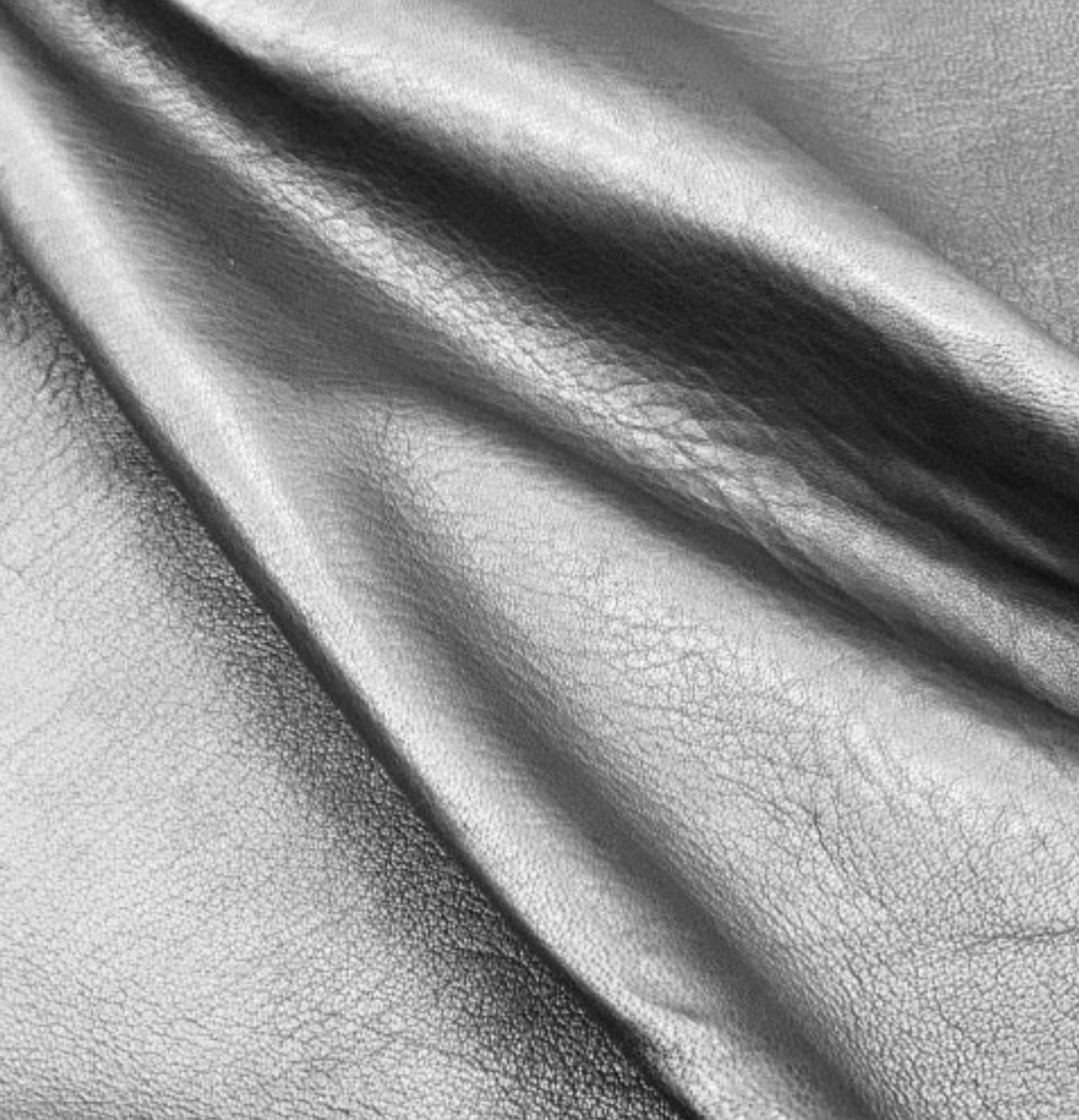 革本来の自然なシボは、“すっぴんレザー”とも呼ばれる素上げ革ならでは