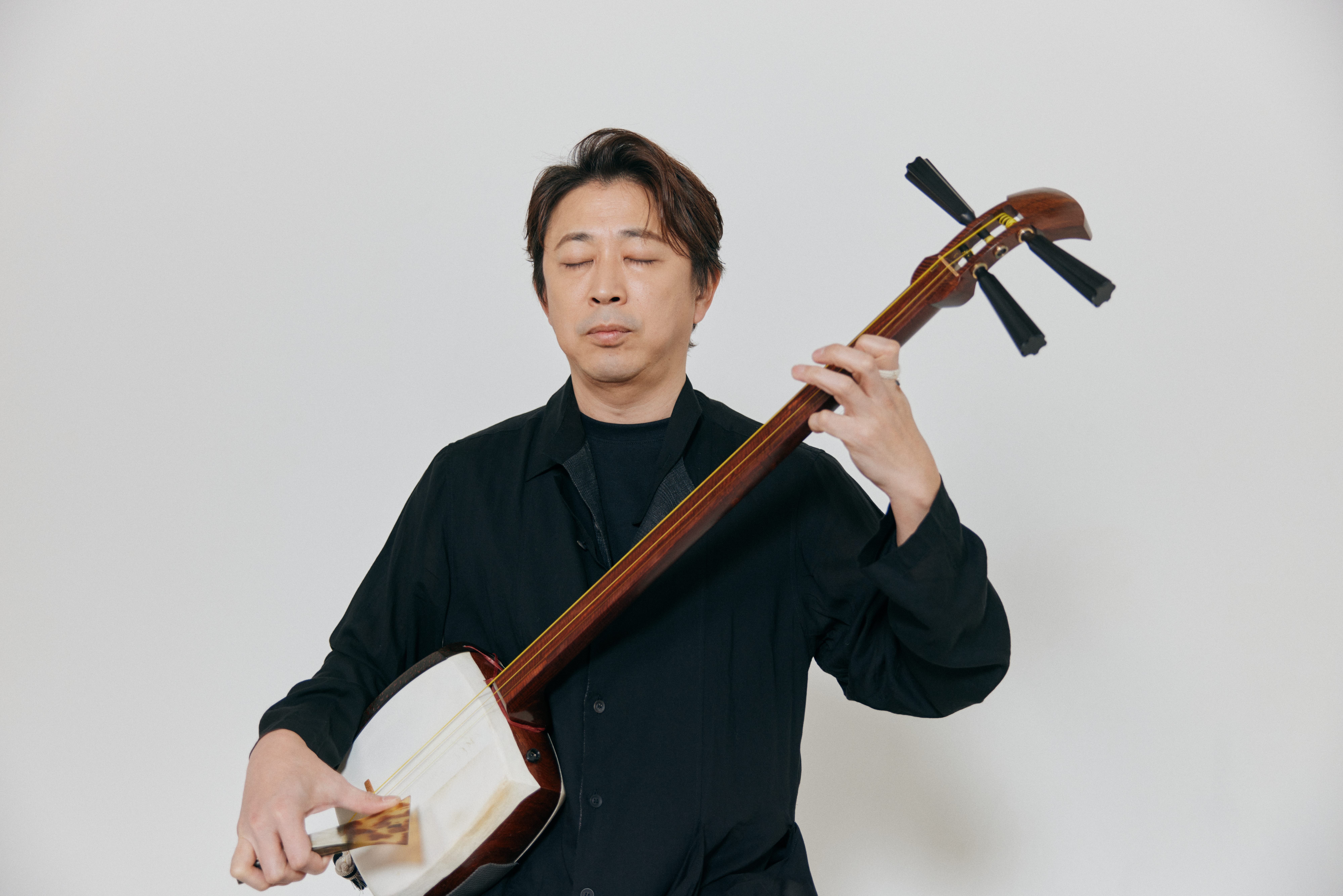 三味線に穴を開けた日から。上妻宏光が世界と共演するための相棒の形