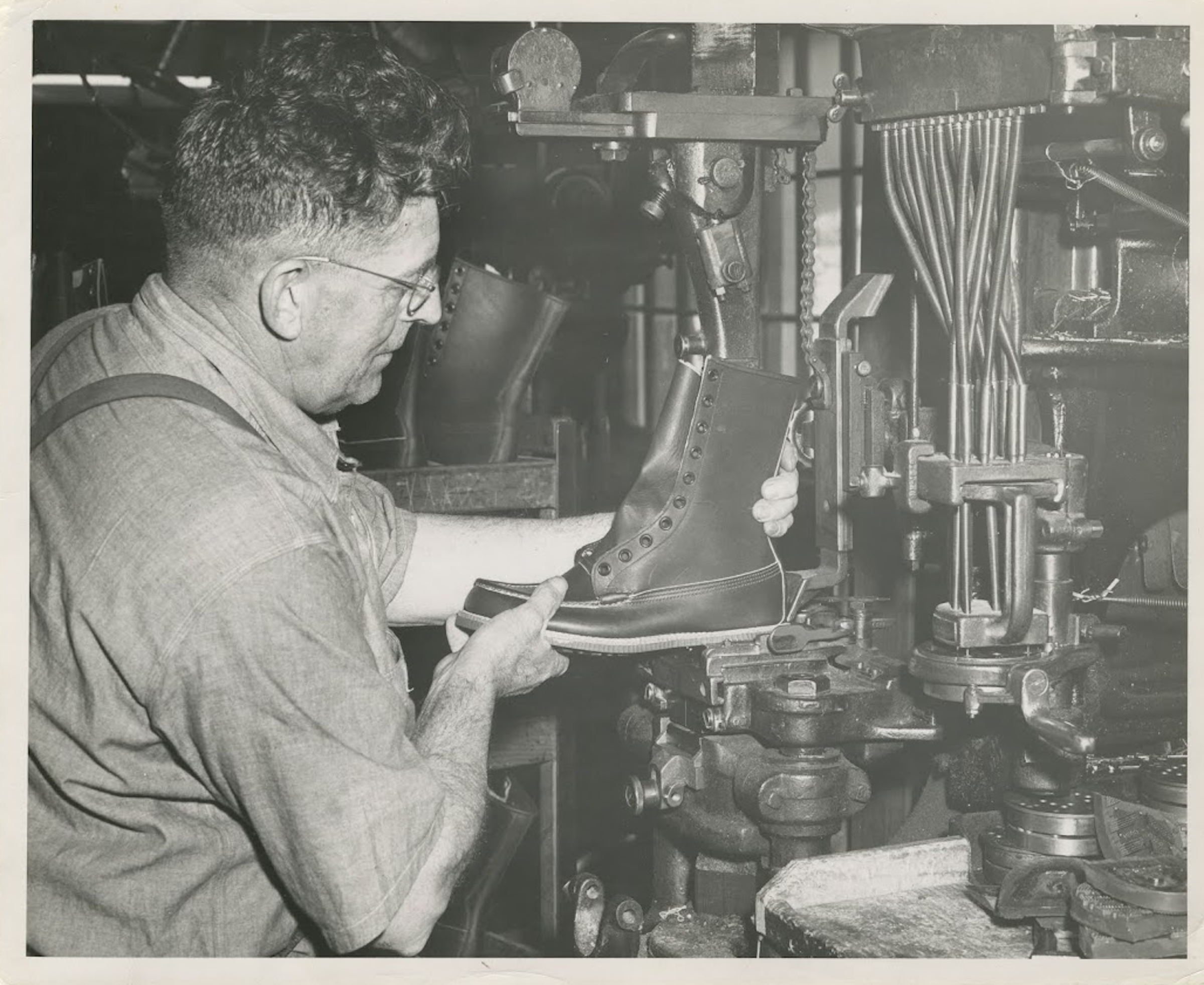 当時の工場の写真。ブーツも職人の手によって一足ずつ丁寧に縫われているのがわかる