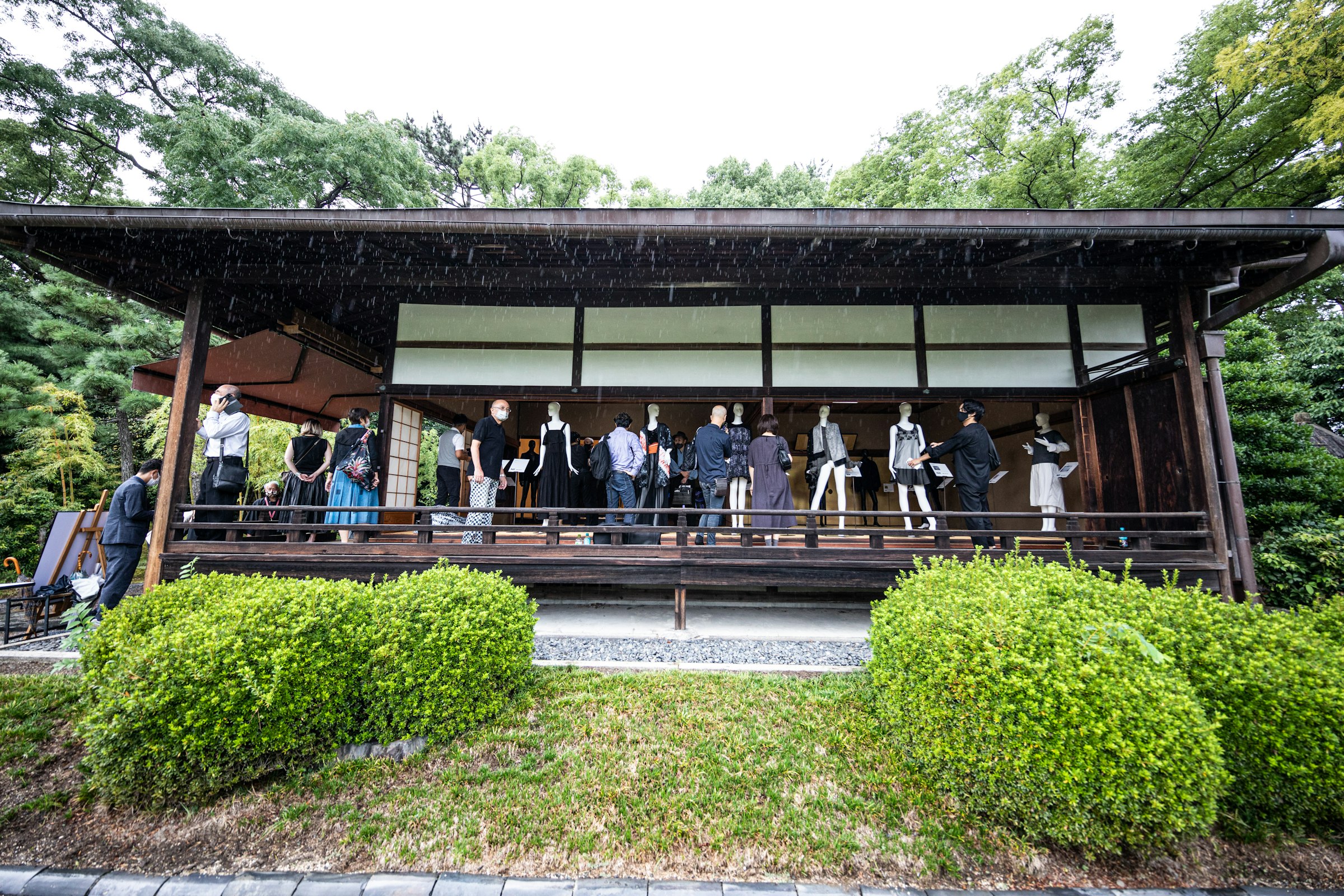京都・二条城で展示会を行い、京都紋付が黒に染め直した服などのアップサイクル製品を展示した