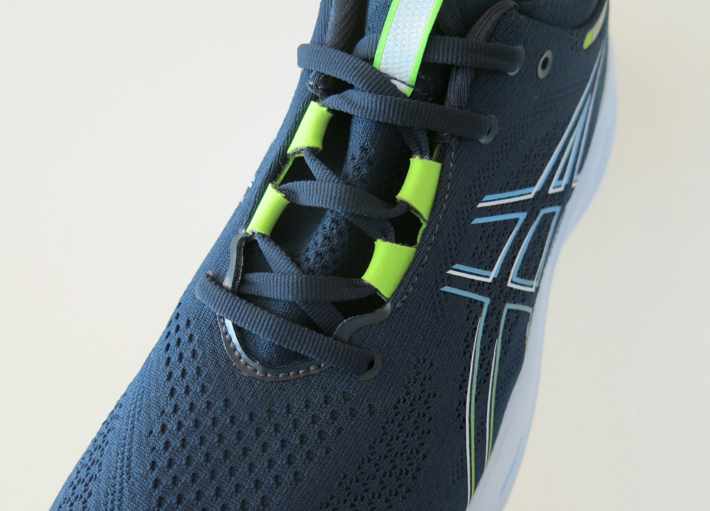 The design of the shoelace holes has been changed, making it effective to lift up the upper