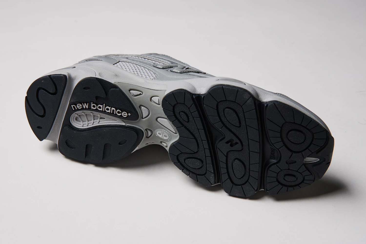 The midfoot of the outsole is equipped with a "Stability Web" for lightweight stability enhancement.