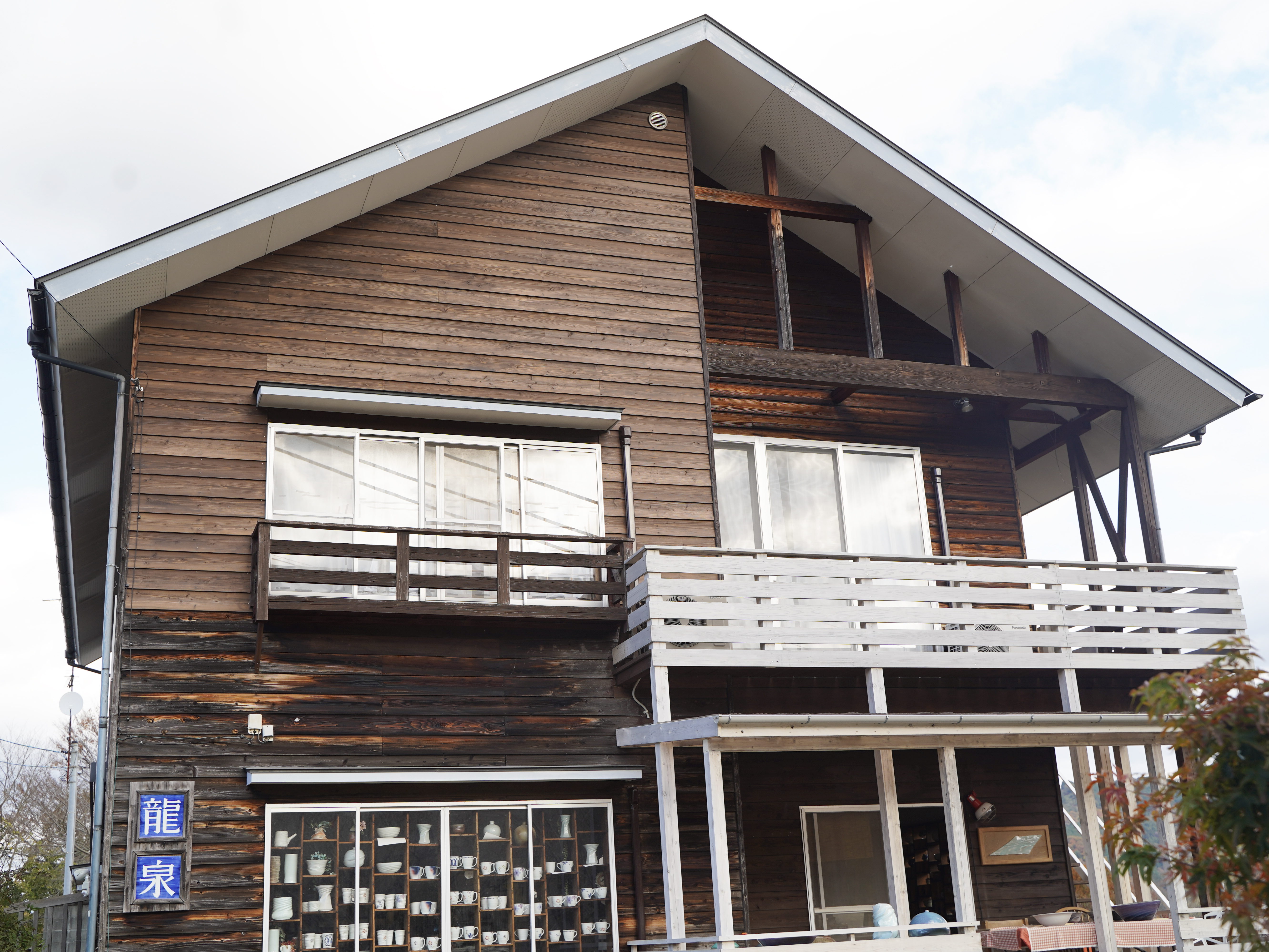 池田麻人 龍泉窯 愛媛県 砥部焼 器 高さ低め大 日記］ 砥部焼 龍泉窯 池田麻人さんのマグカップ | [ついつい飲ん