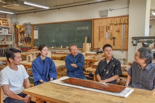 宮本先生と同僚の講師・玉村嘉章先生、工芸領域 木工・彫刻コースの教え子さん