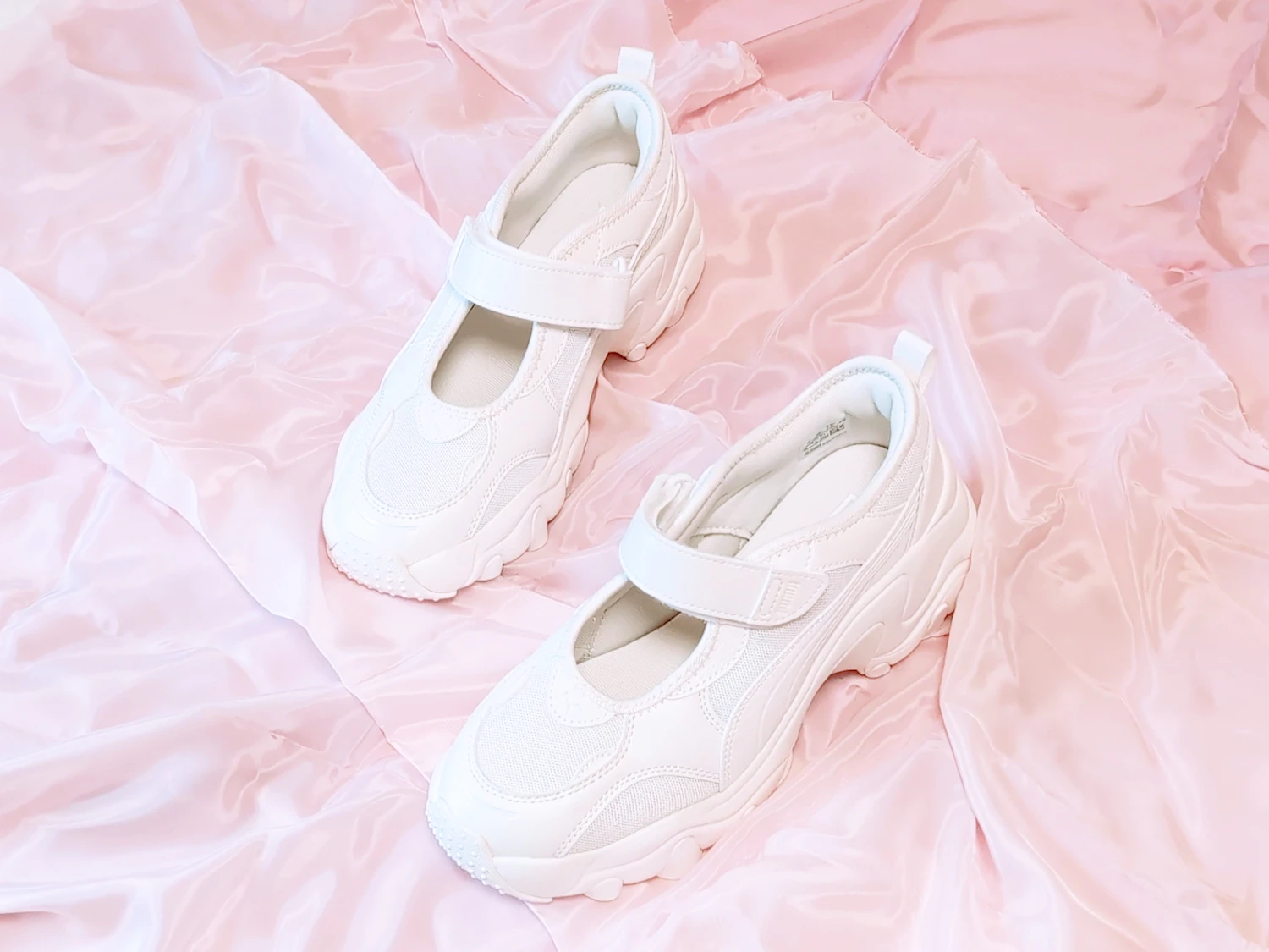 In sneakers, feminine looks inspired by ballet shoes are trendy. Puma's Palsar Wedge Sandals are also one of the popular items (author's belongings)